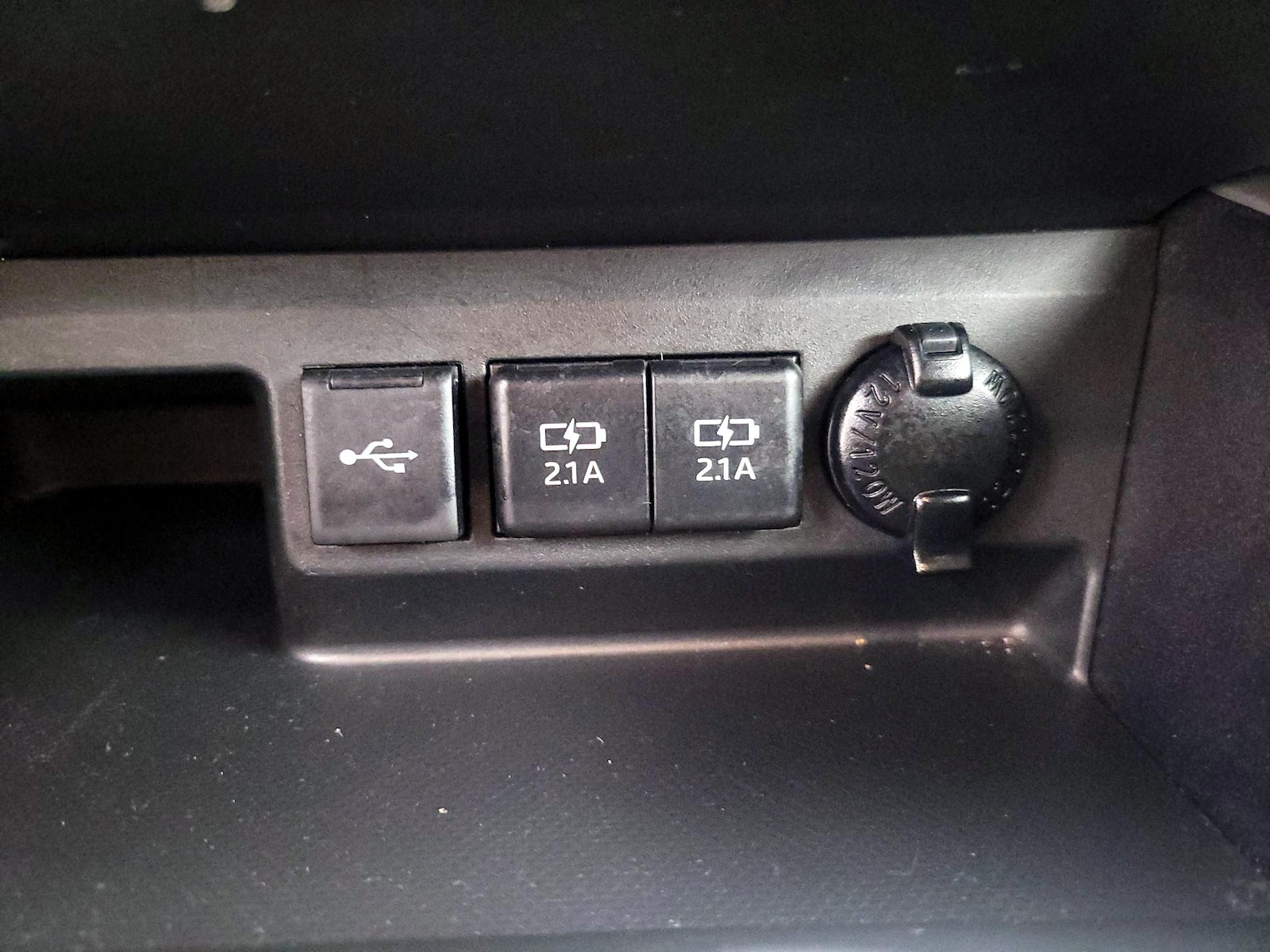 2020 Toyota Highlander LE - Photo 19