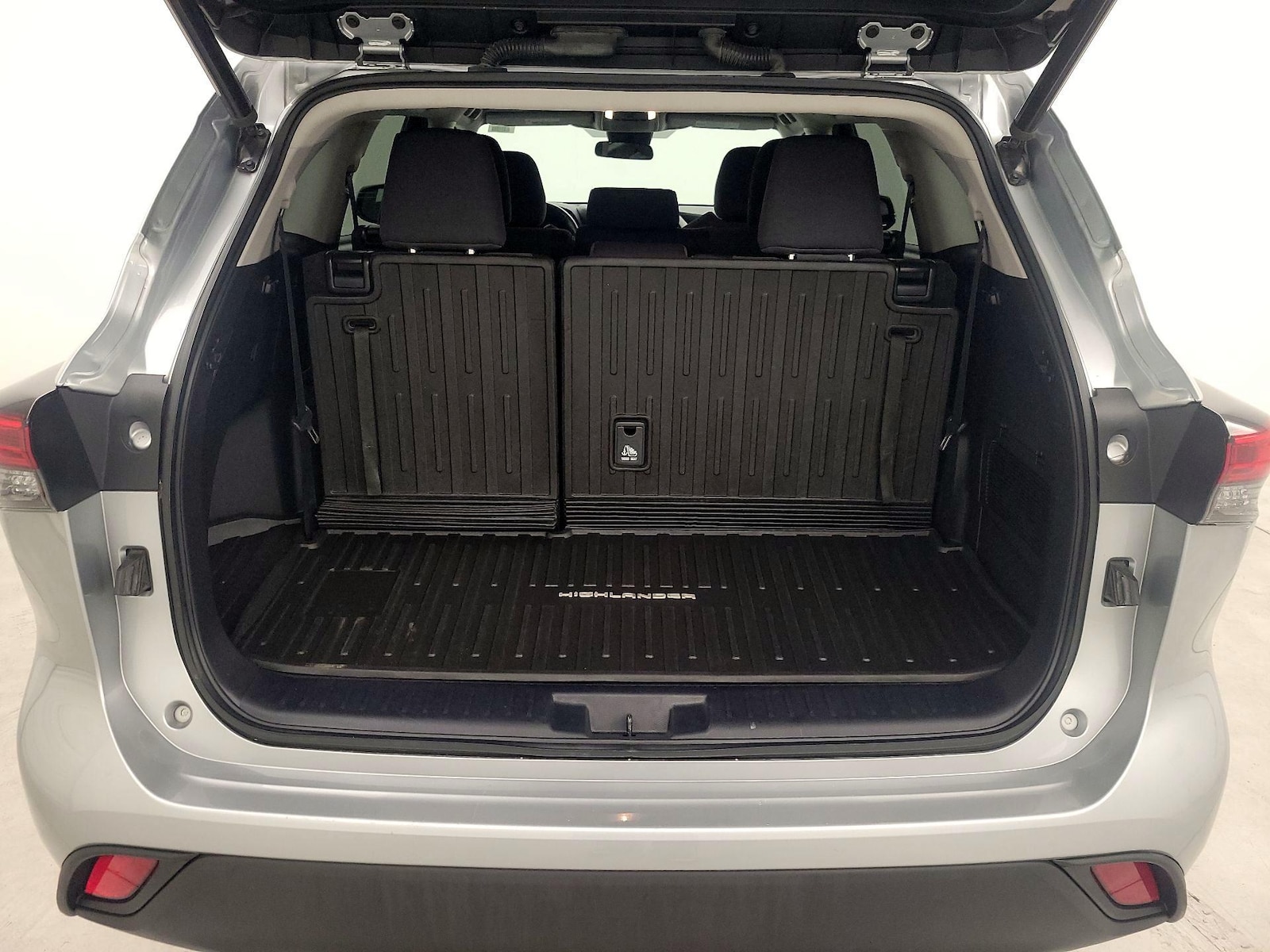 2020 Toyota Highlander LE - Photo 22