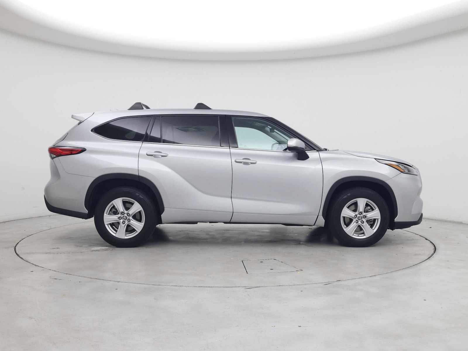 2020 Toyota Highlander LE - Photo 8