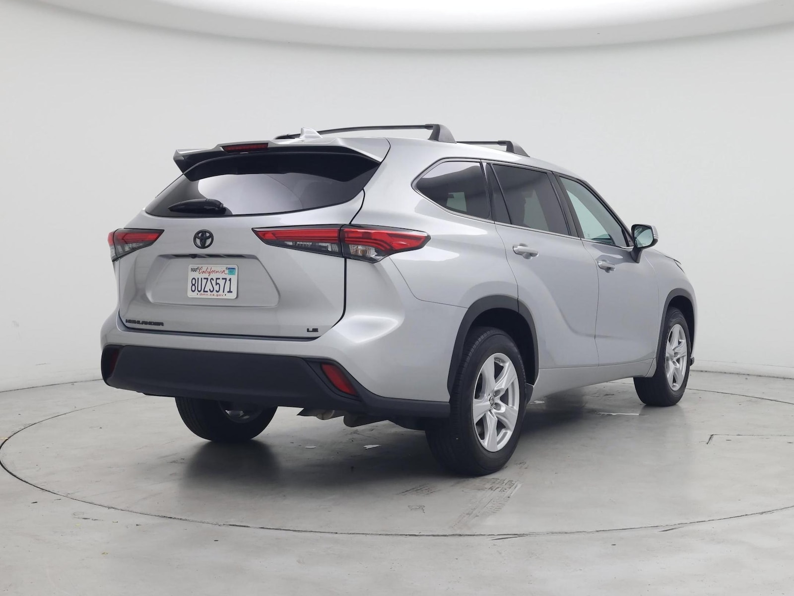 2020 Toyota Highlander LE - Photo 9
