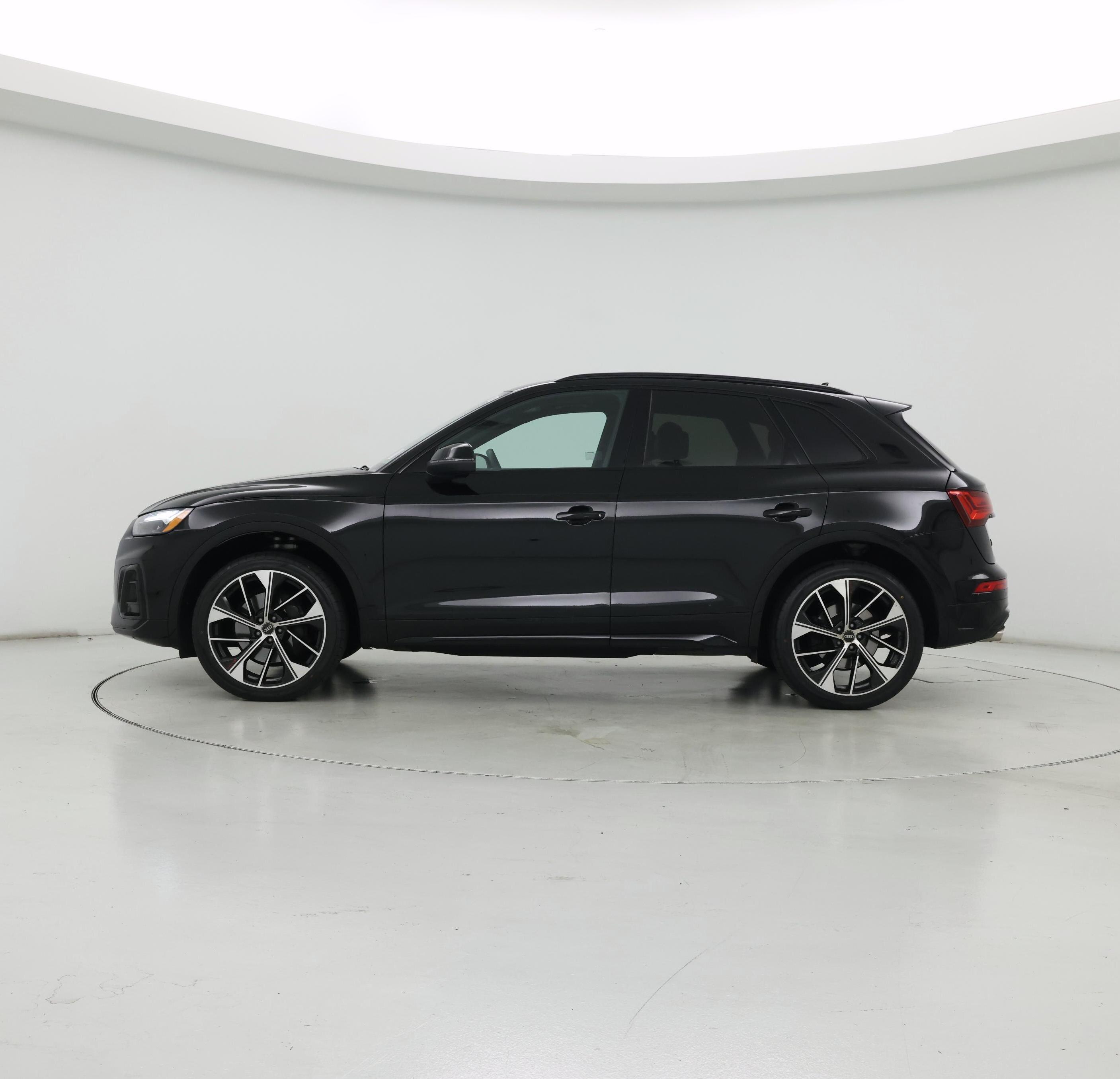 Thumbnail: 2022 Audi SQ5 - 3