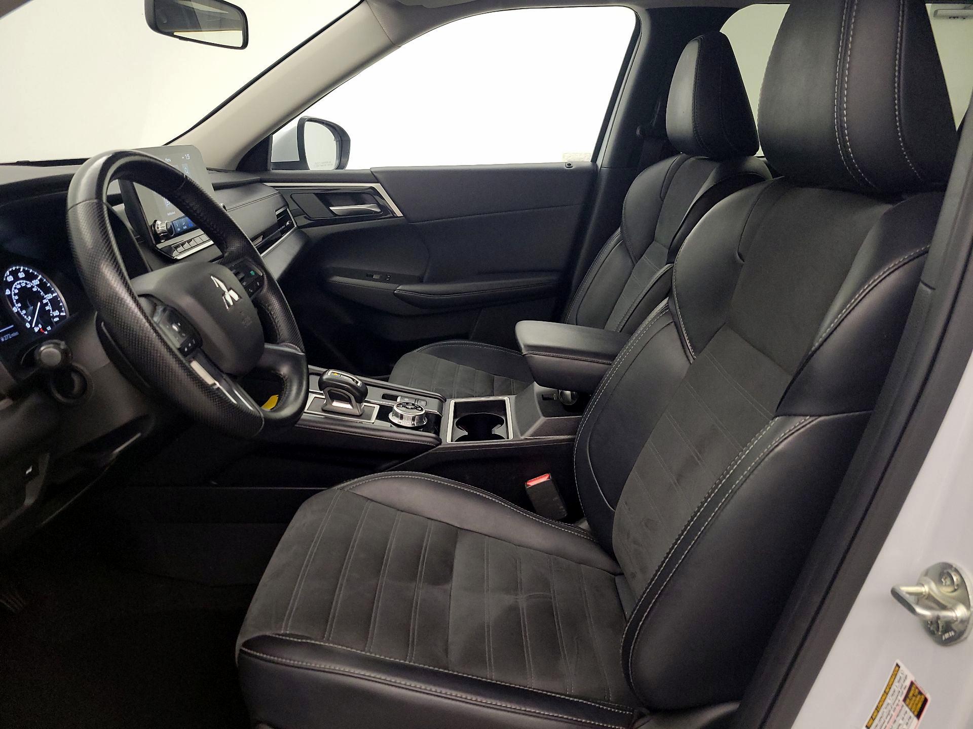 Thumbnail: 2024 Mitsubishi Outlander - 11