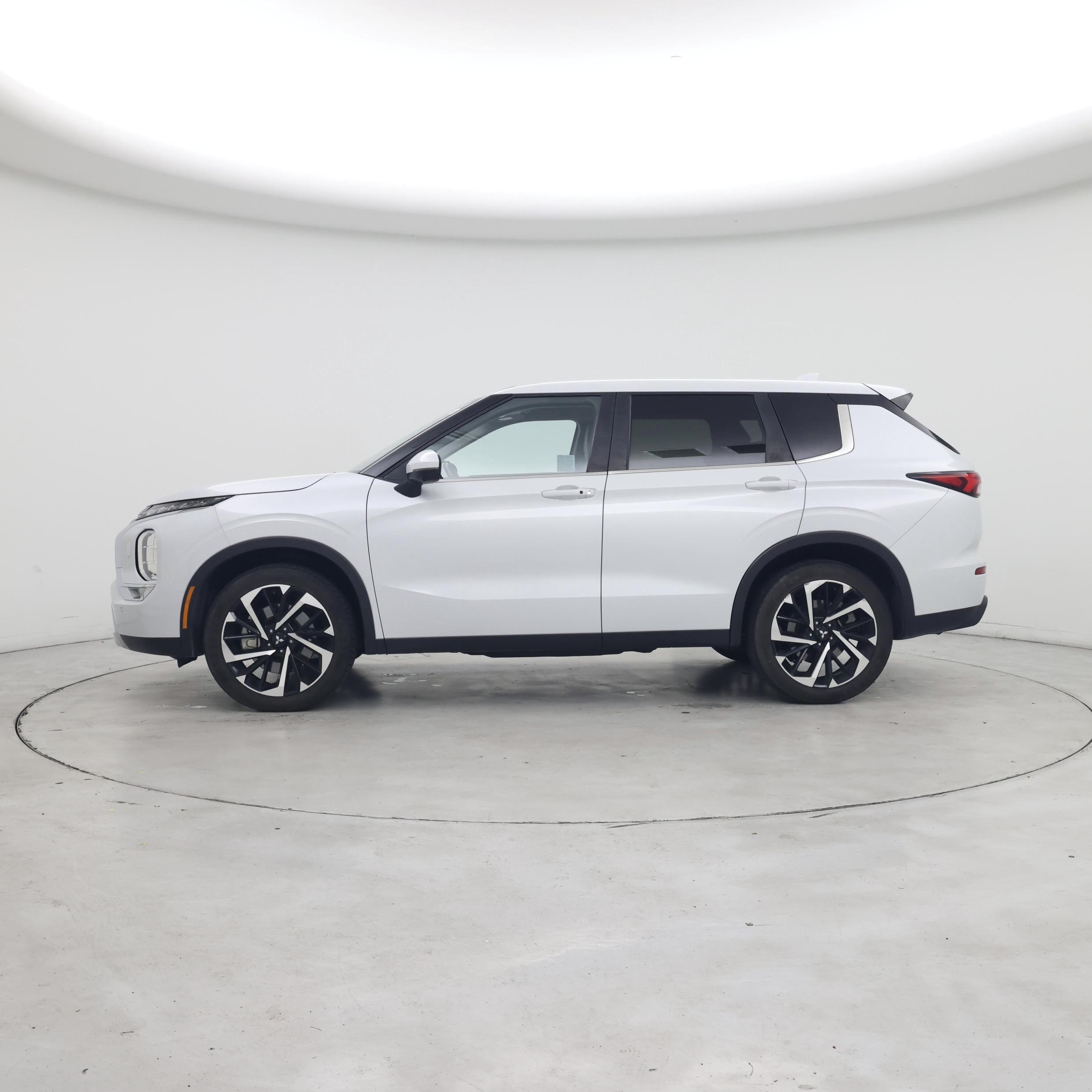 Thumbnail: 2024 Mitsubishi Outlander - 3