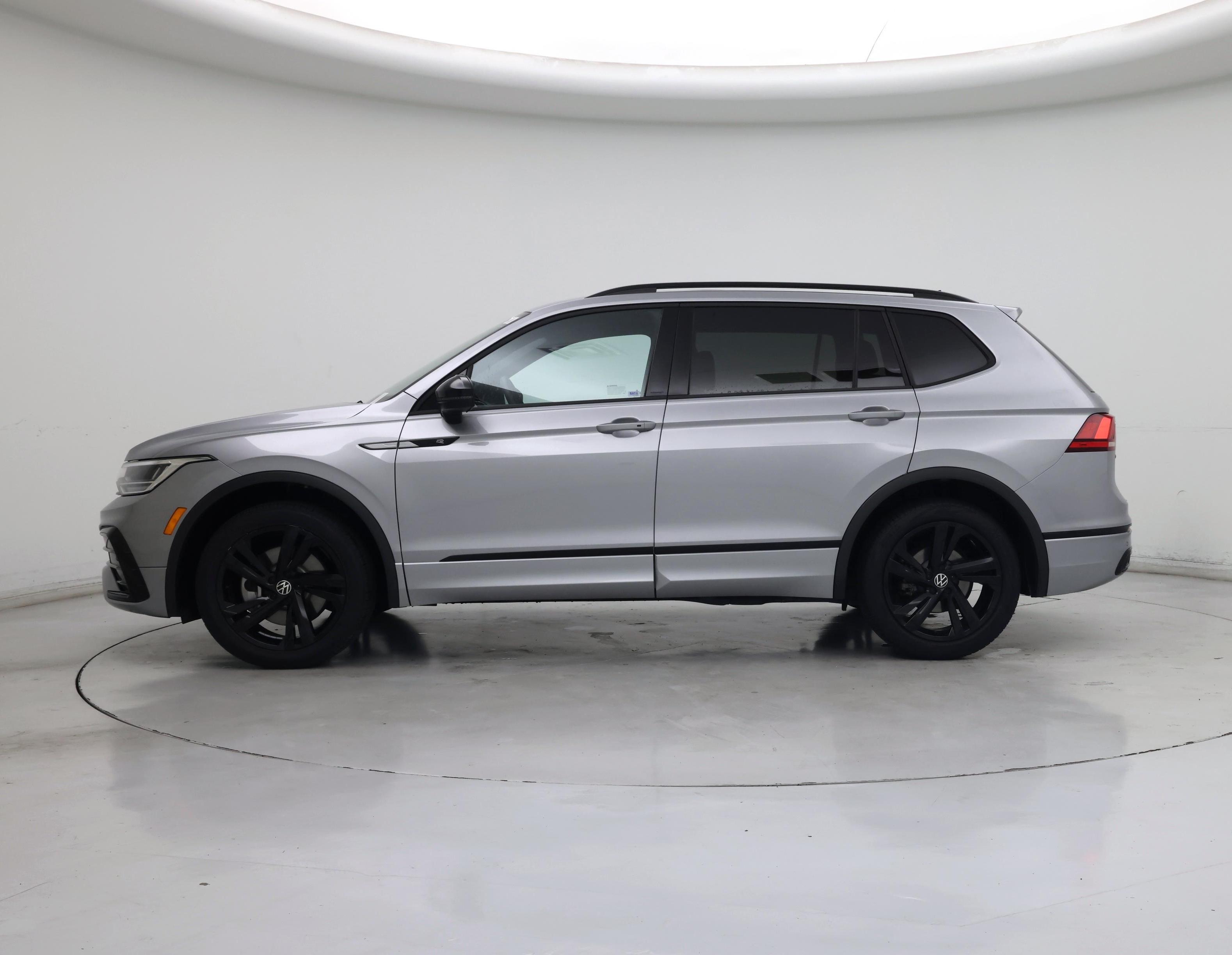 Thumbnail: 2023 Volkswagen Tiguan - 3