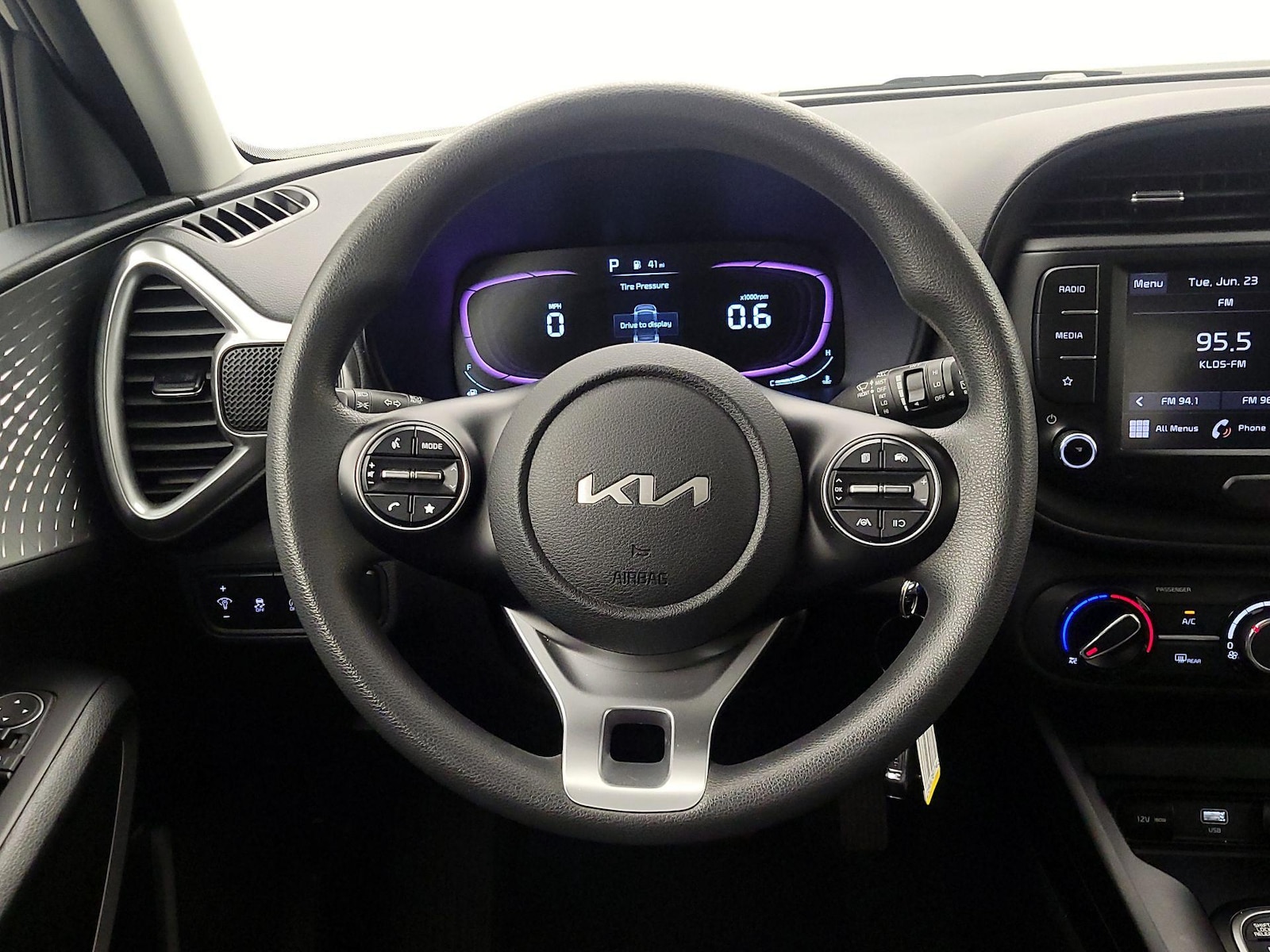 2023 Kia Soul LX - Photo 11