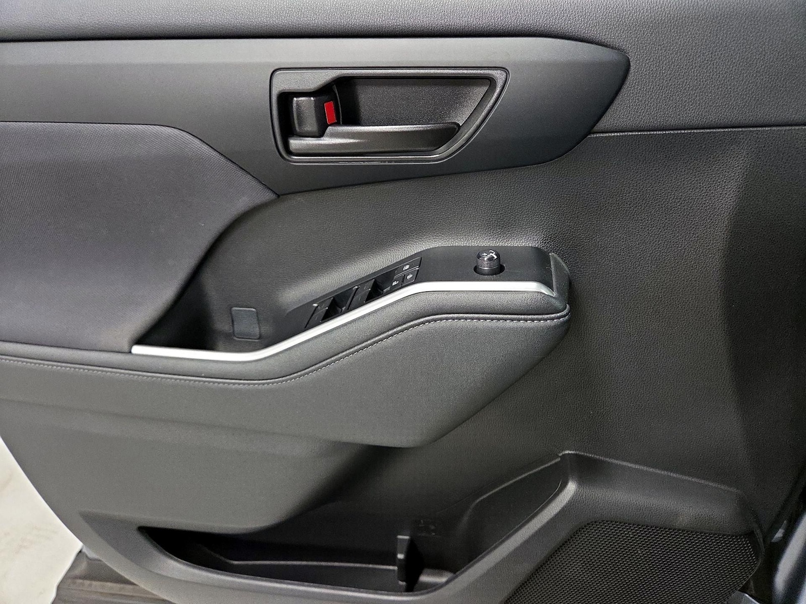 2023 Toyota Highlander LE - Photo 13