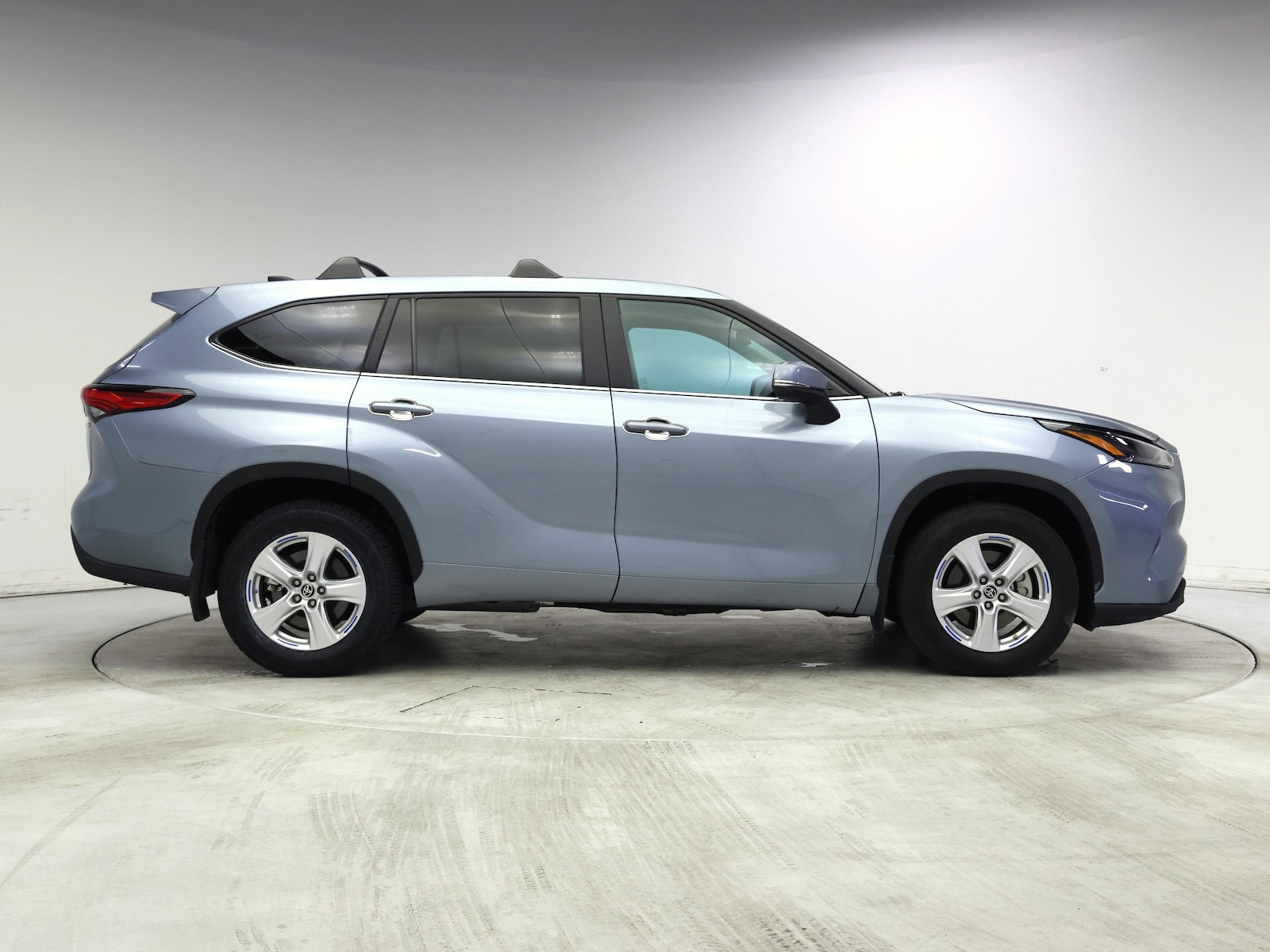 2023 Toyota Highlander LE - Photo 8
