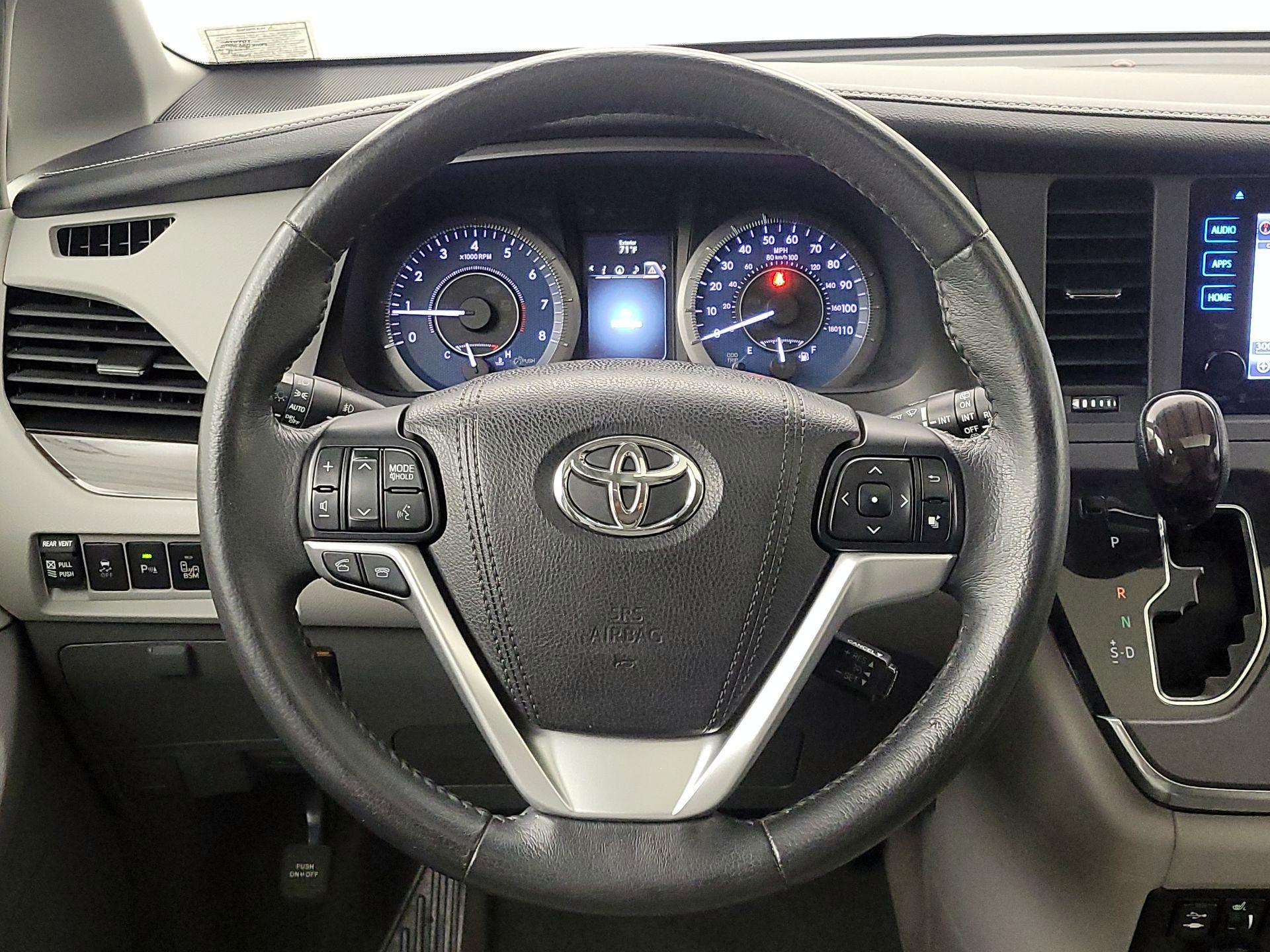 Thumbnail: 2017 Toyota Sienna - 10