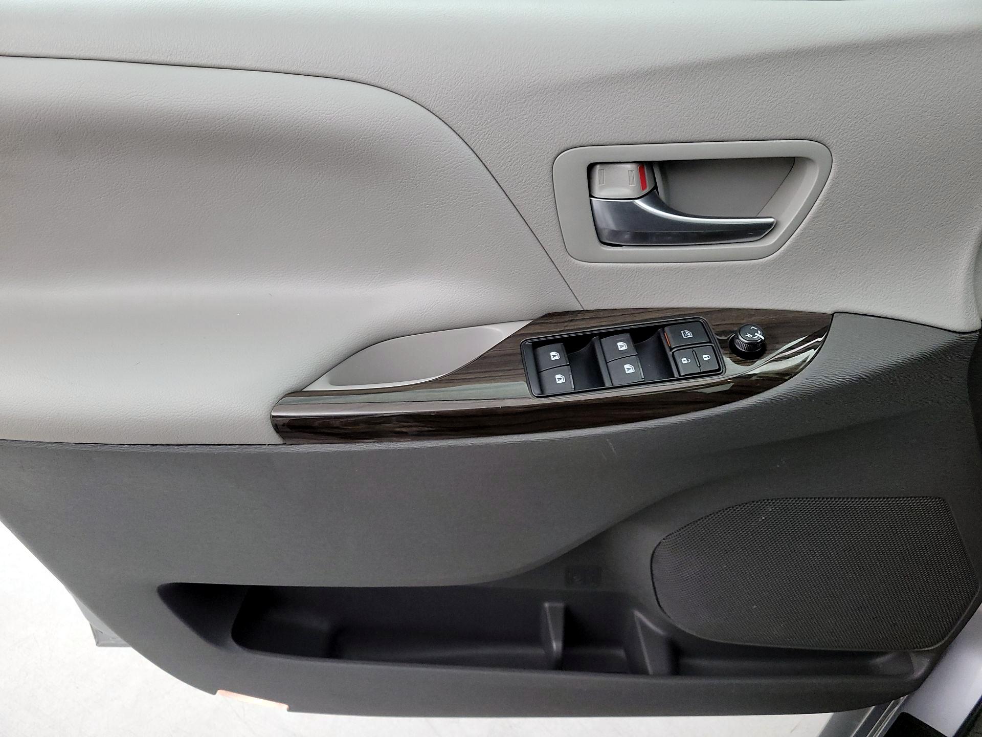 Thumbnail: 2017 Toyota Sienna - 12