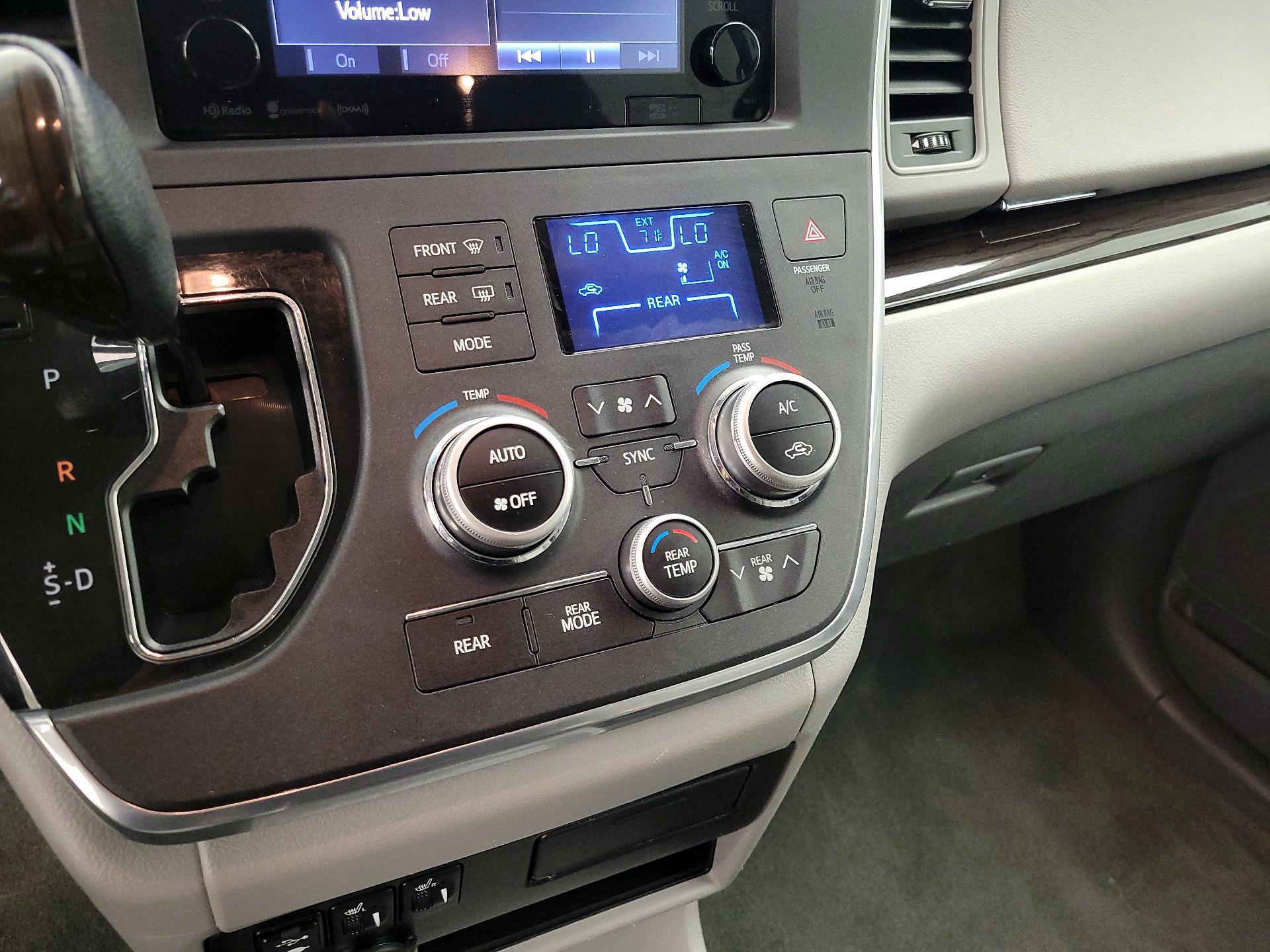 Thumbnail: 2017 Toyota Sienna - 17