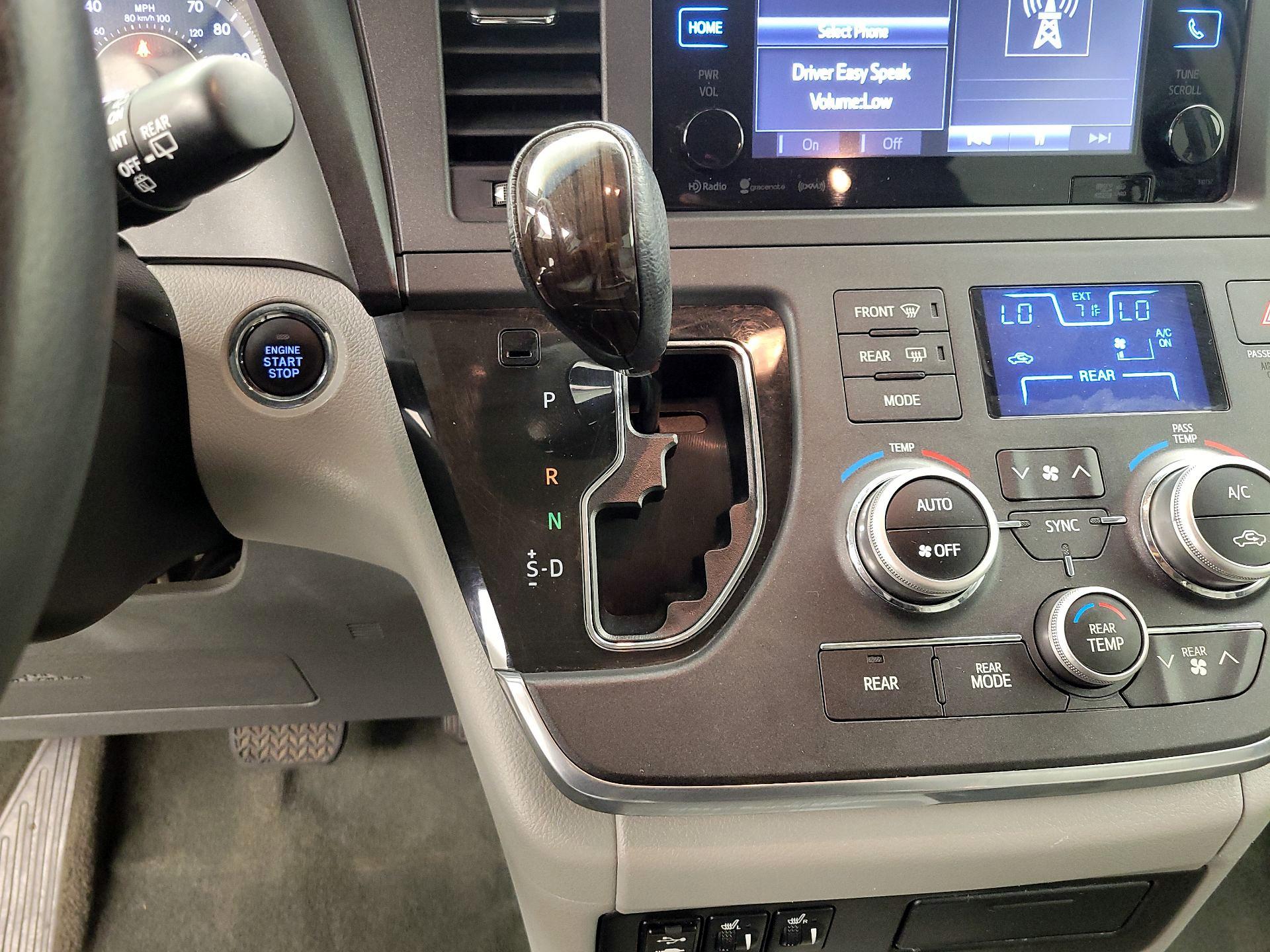 Thumbnail: 2017 Toyota Sienna - 18