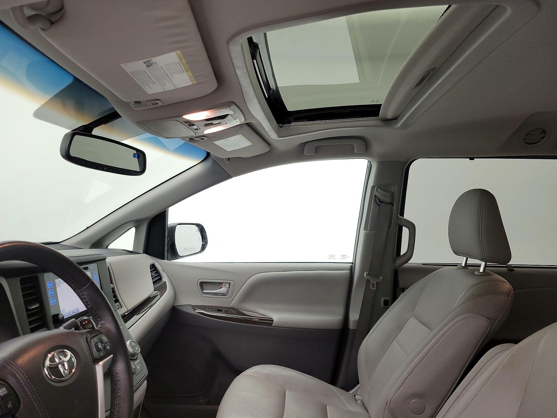 Thumbnail: 2017 Toyota Sienna - 20