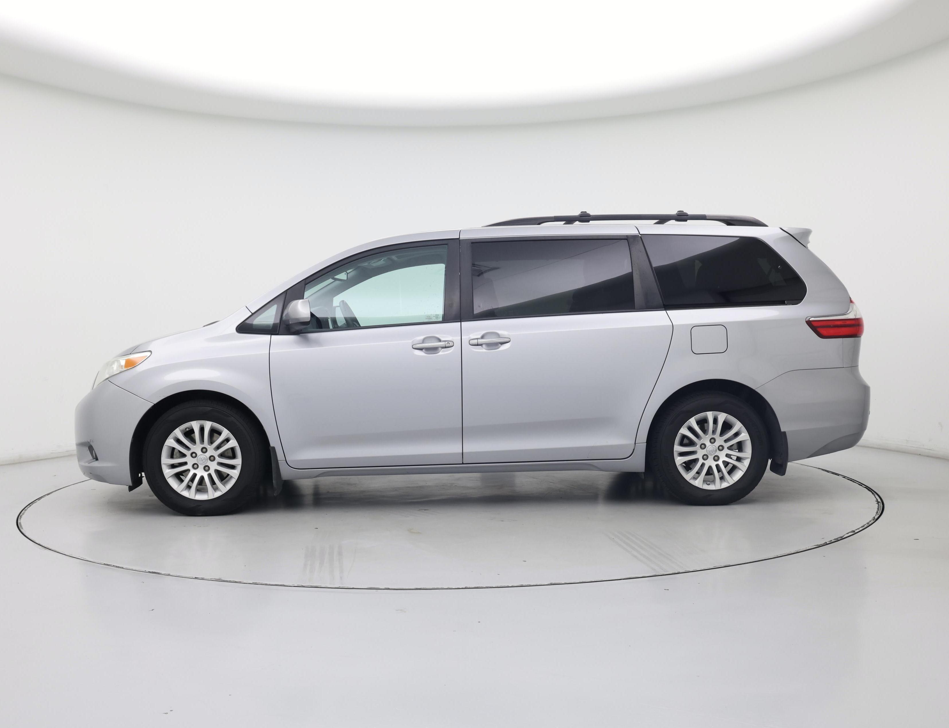 Thumbnail: 2017 Toyota Sienna - 3