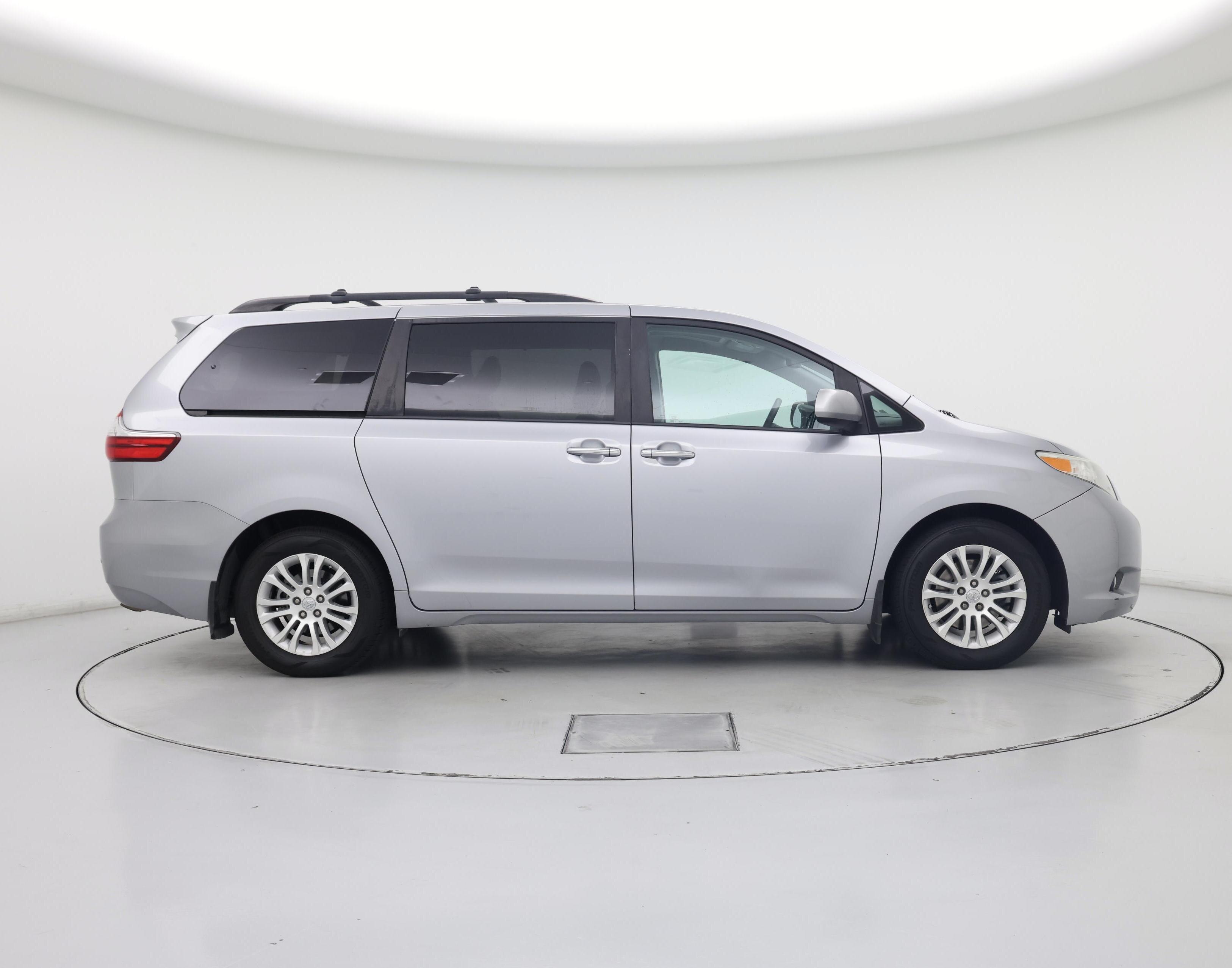 Thumbnail: 2017 Toyota Sienna - 7