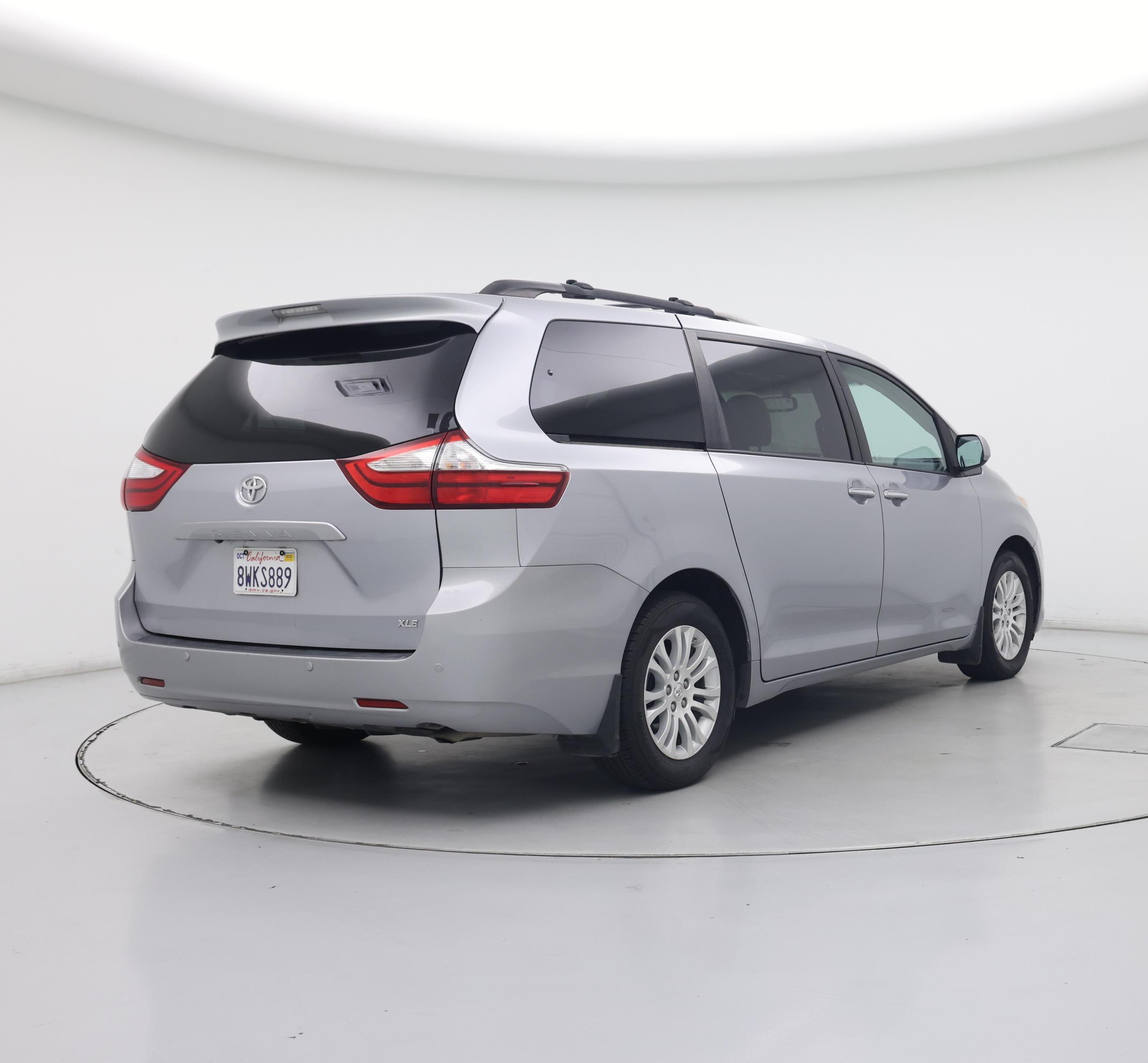 Thumbnail: 2017 Toyota Sienna - 8