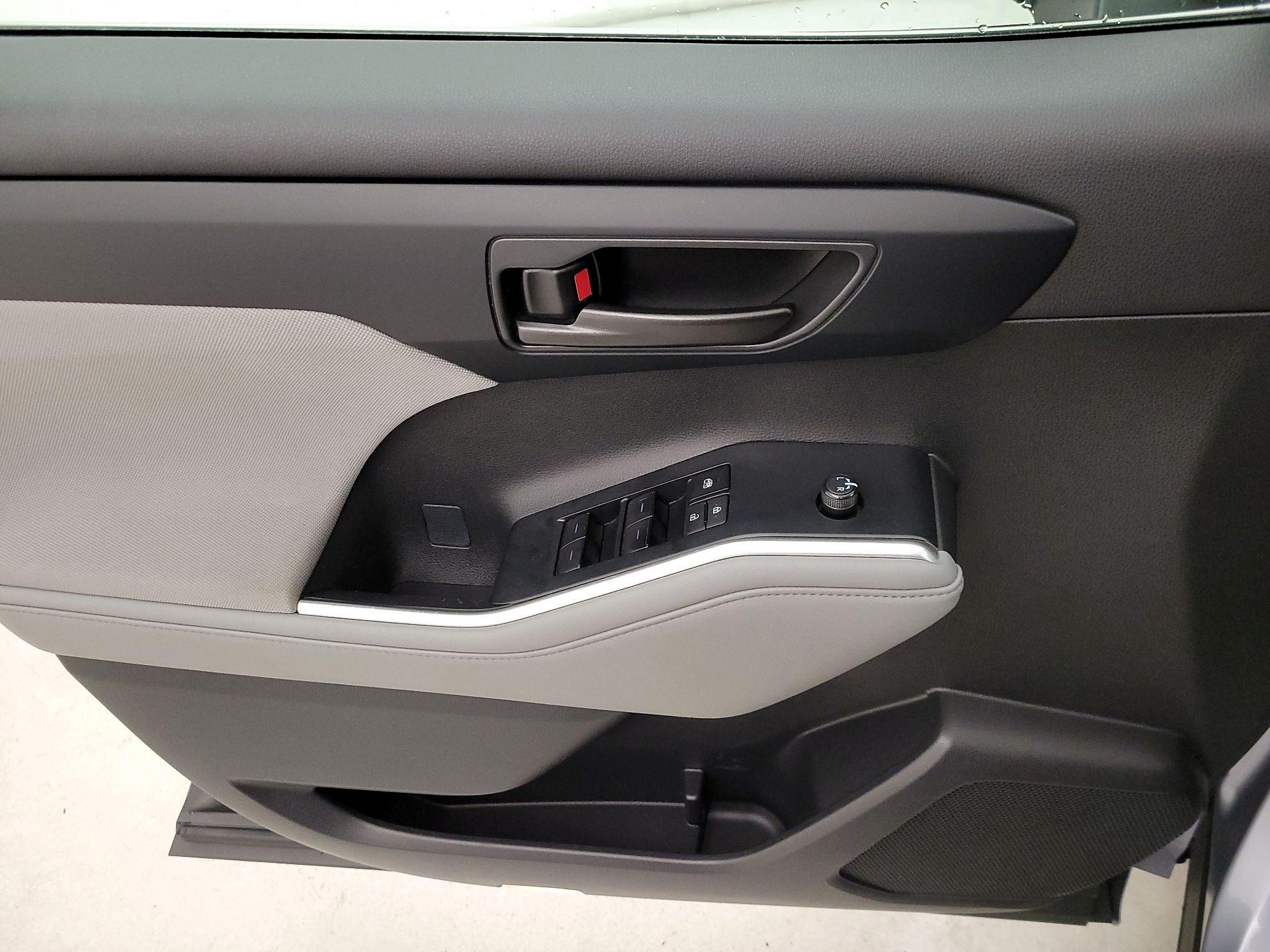 Thumbnail: 2023 Toyota Highlander - 12