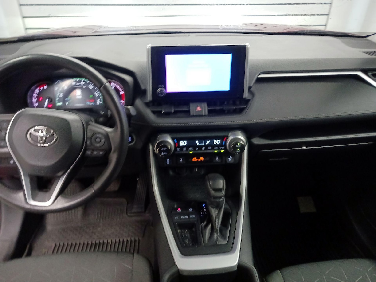 2023 Toyota RAV4 XLE - Photo 10