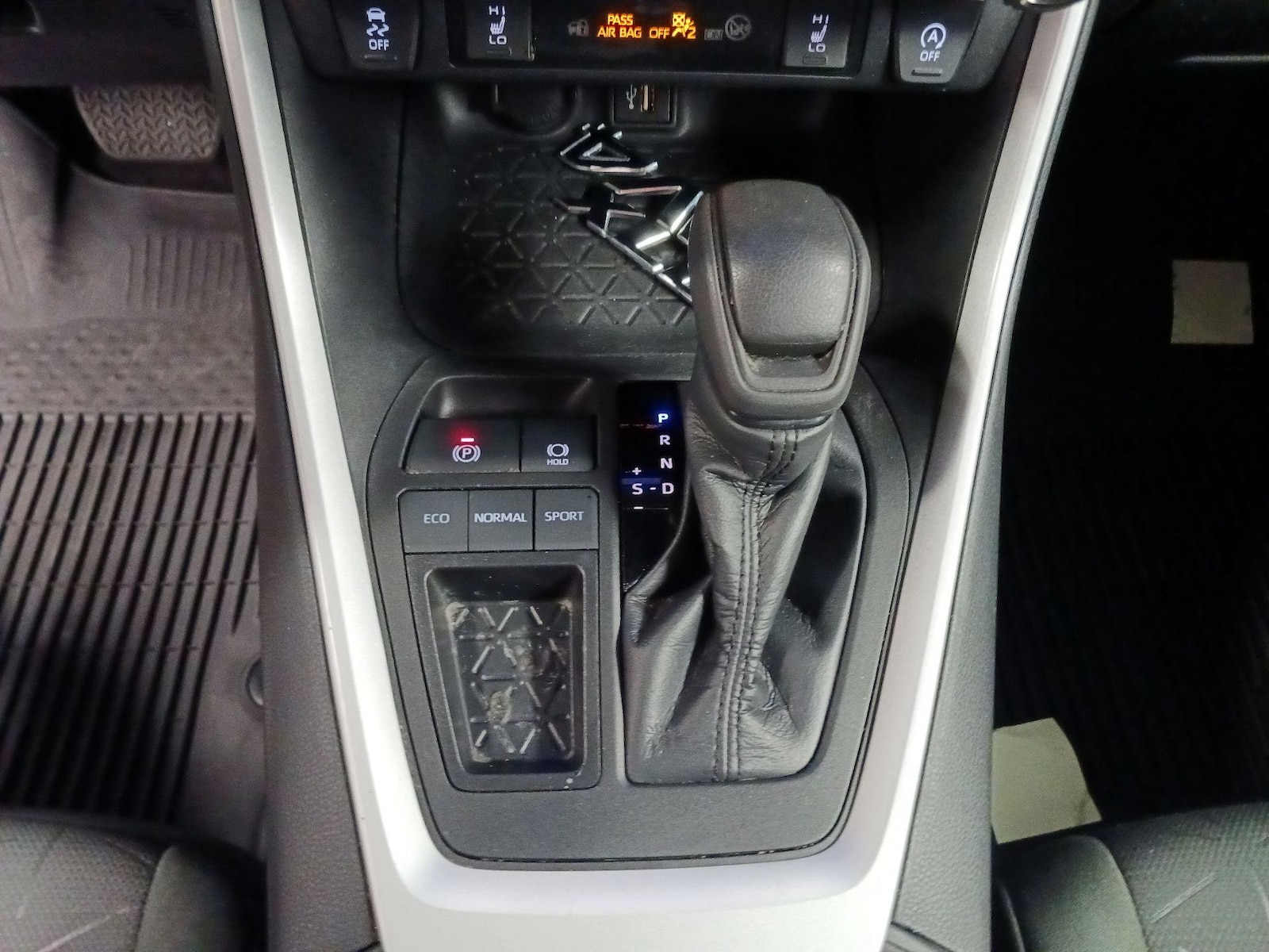 2023 Toyota RAV4 XLE - Photo 16