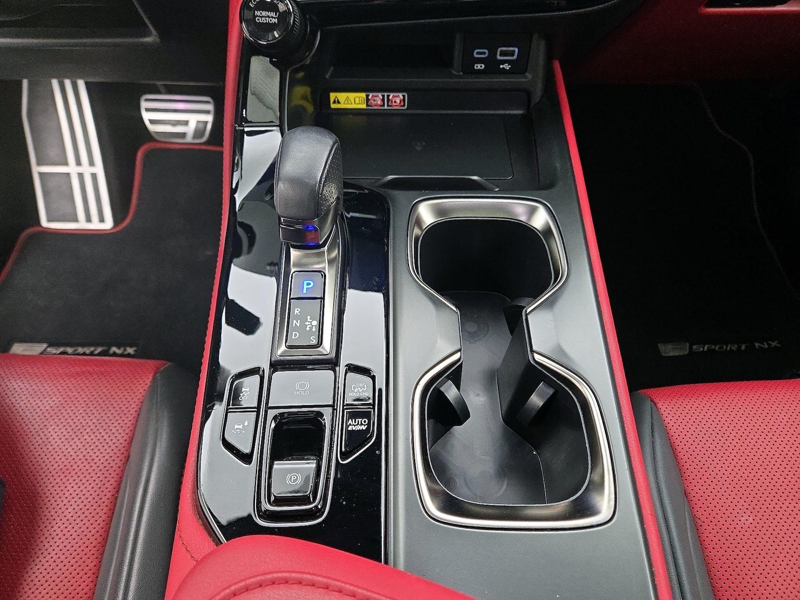 2024 Lexus NX PHEV 450h+ - Photo 18