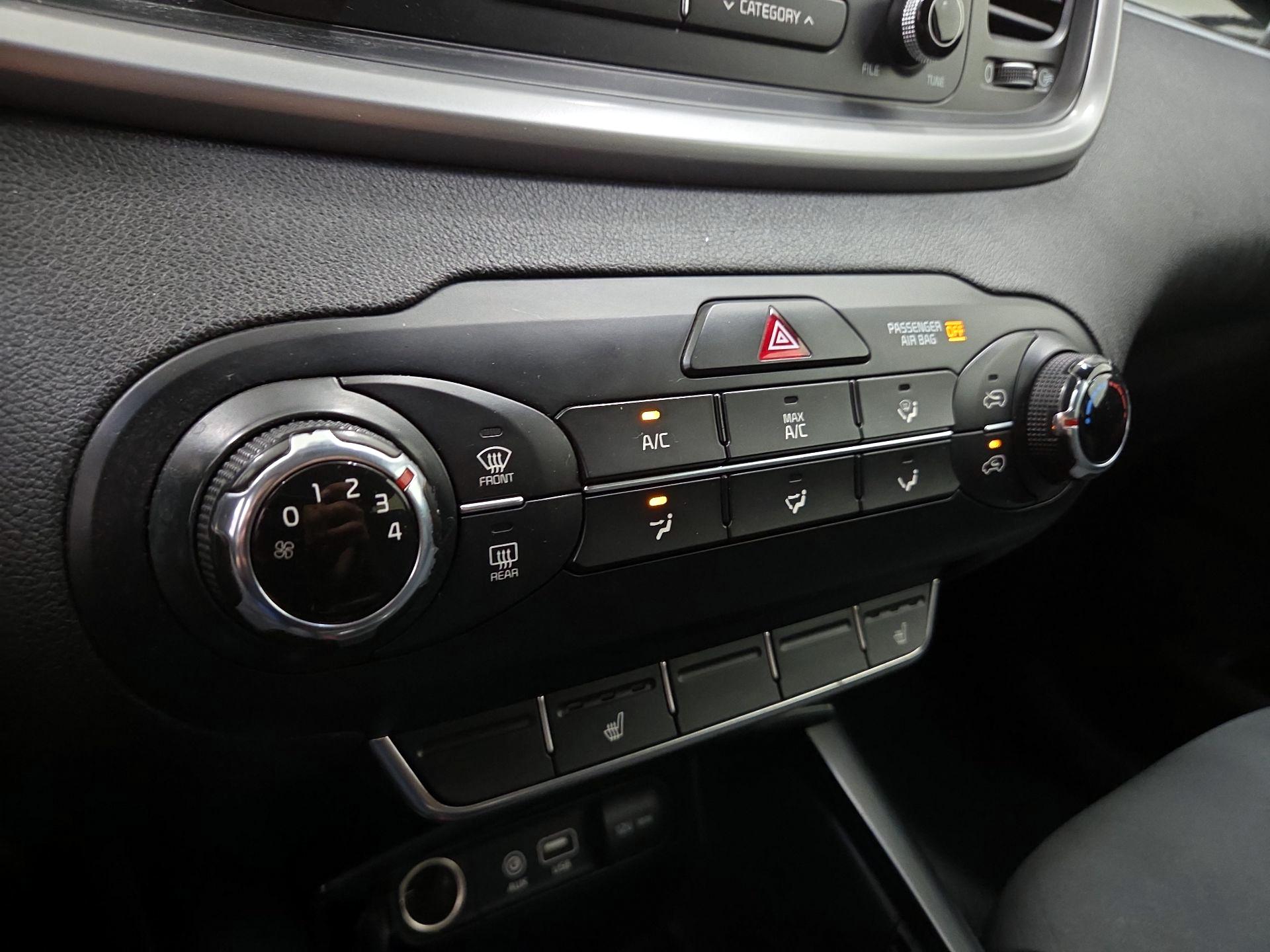 Thumbnail: 2016 Kia Sorento - 16