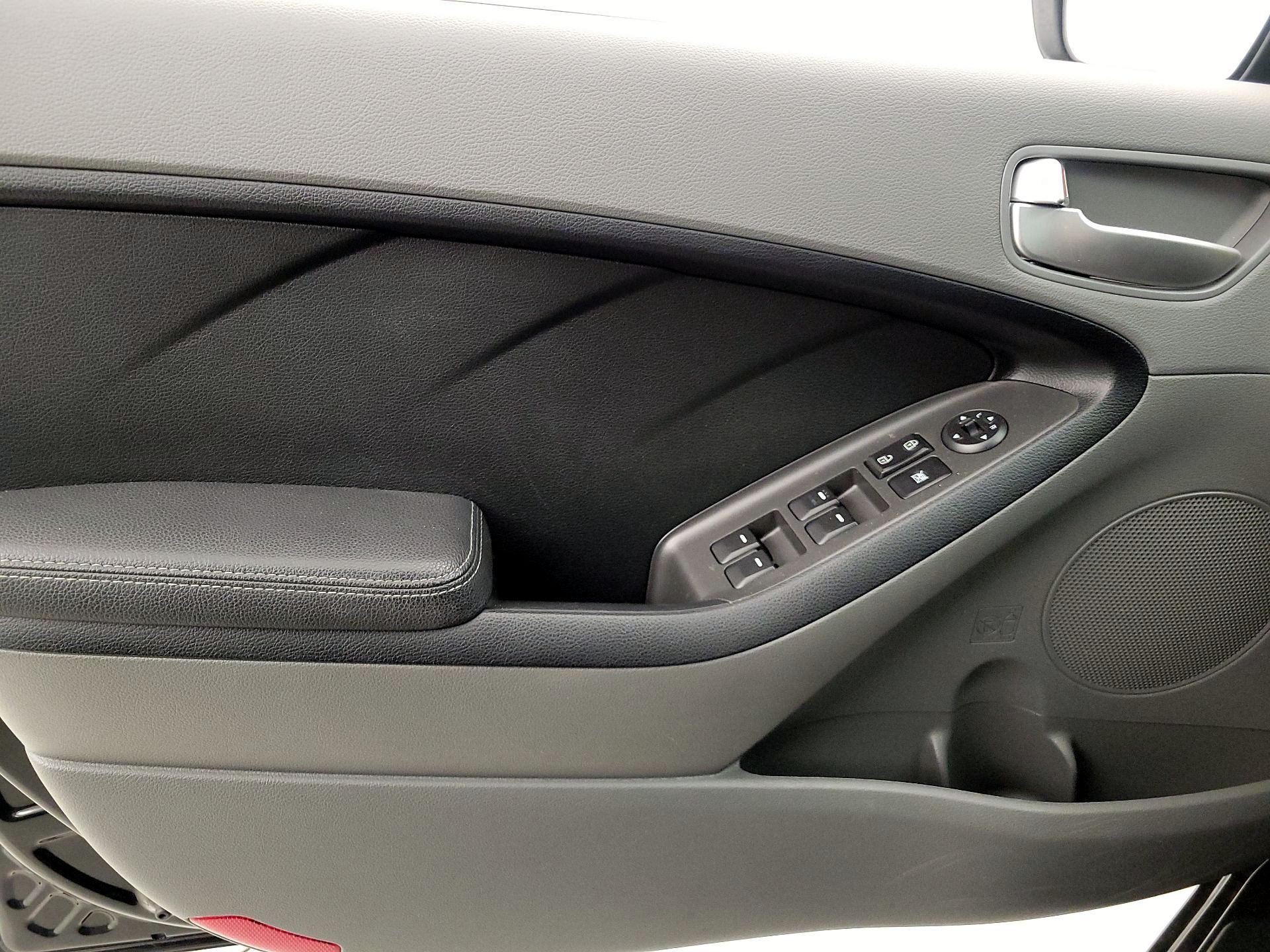 Thumbnail: 2017 Kia Forte - 12