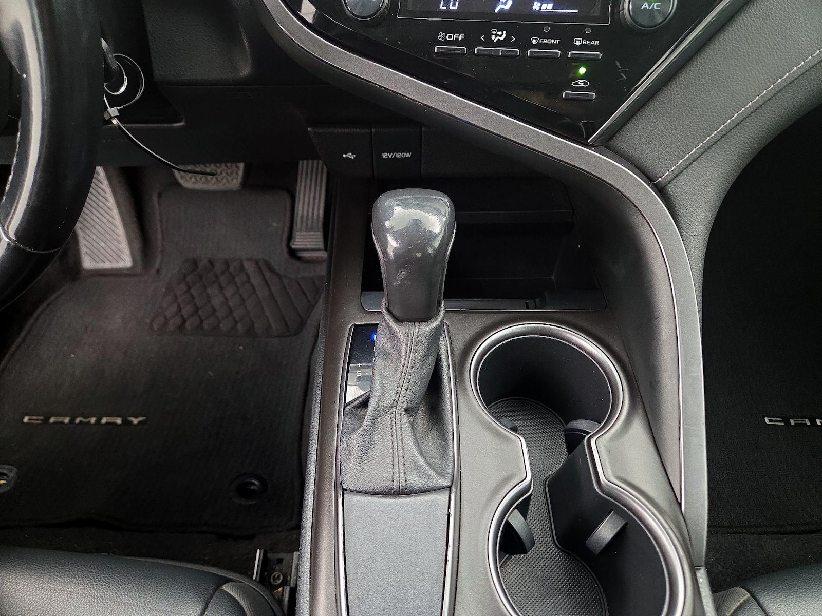 2021 Toyota Camry SE - Photo 18