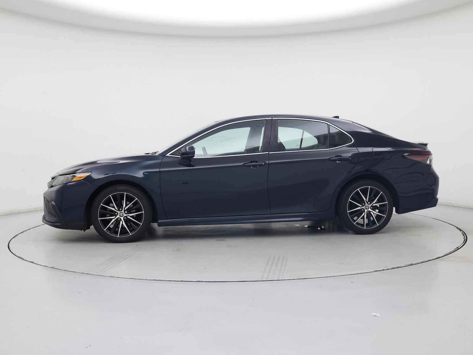 2021 Toyota Camry SE - Photo 4