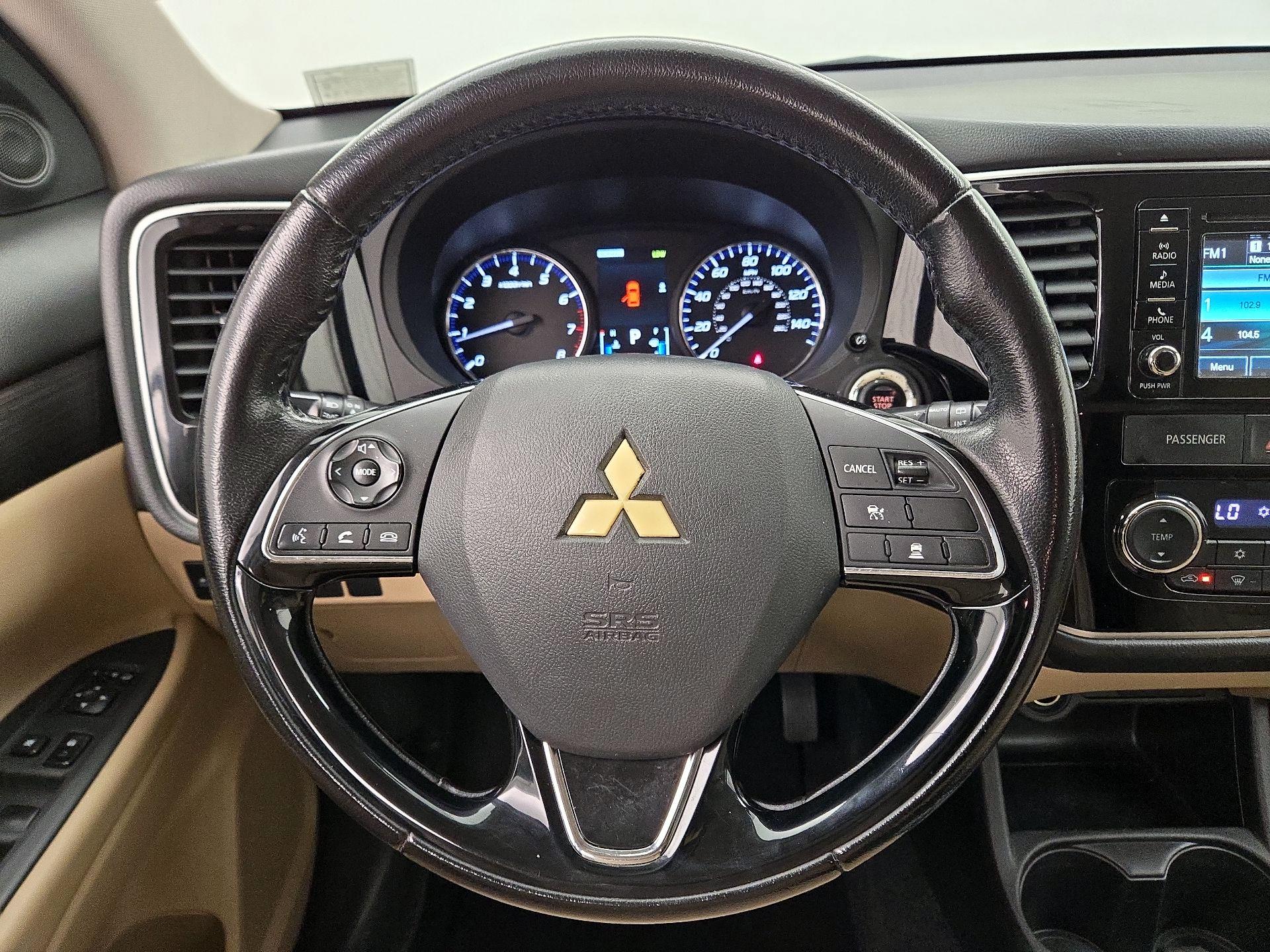 Thumbnail: 2016 Mitsubishi Outlander - 10