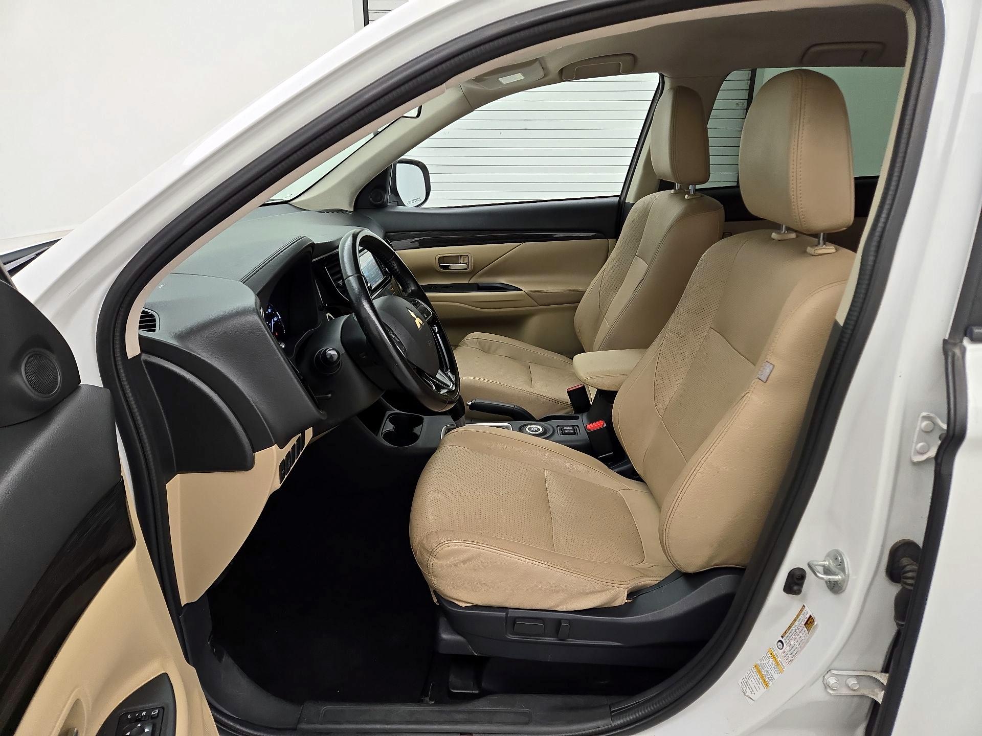 Thumbnail: 2016 Mitsubishi Outlander - 11
