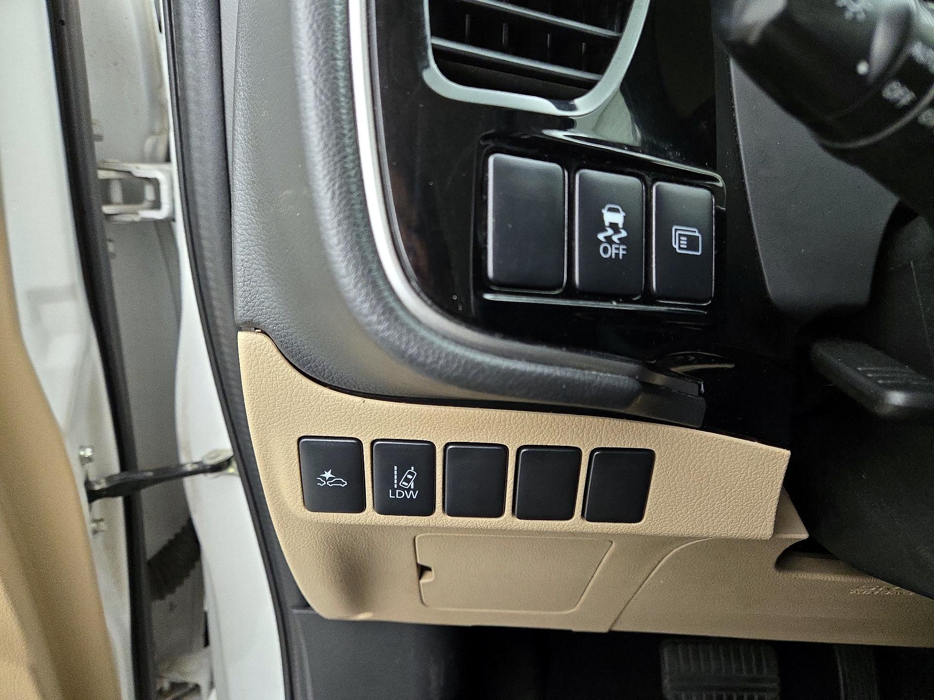 Thumbnail: 2016 Mitsubishi Outlander - 13