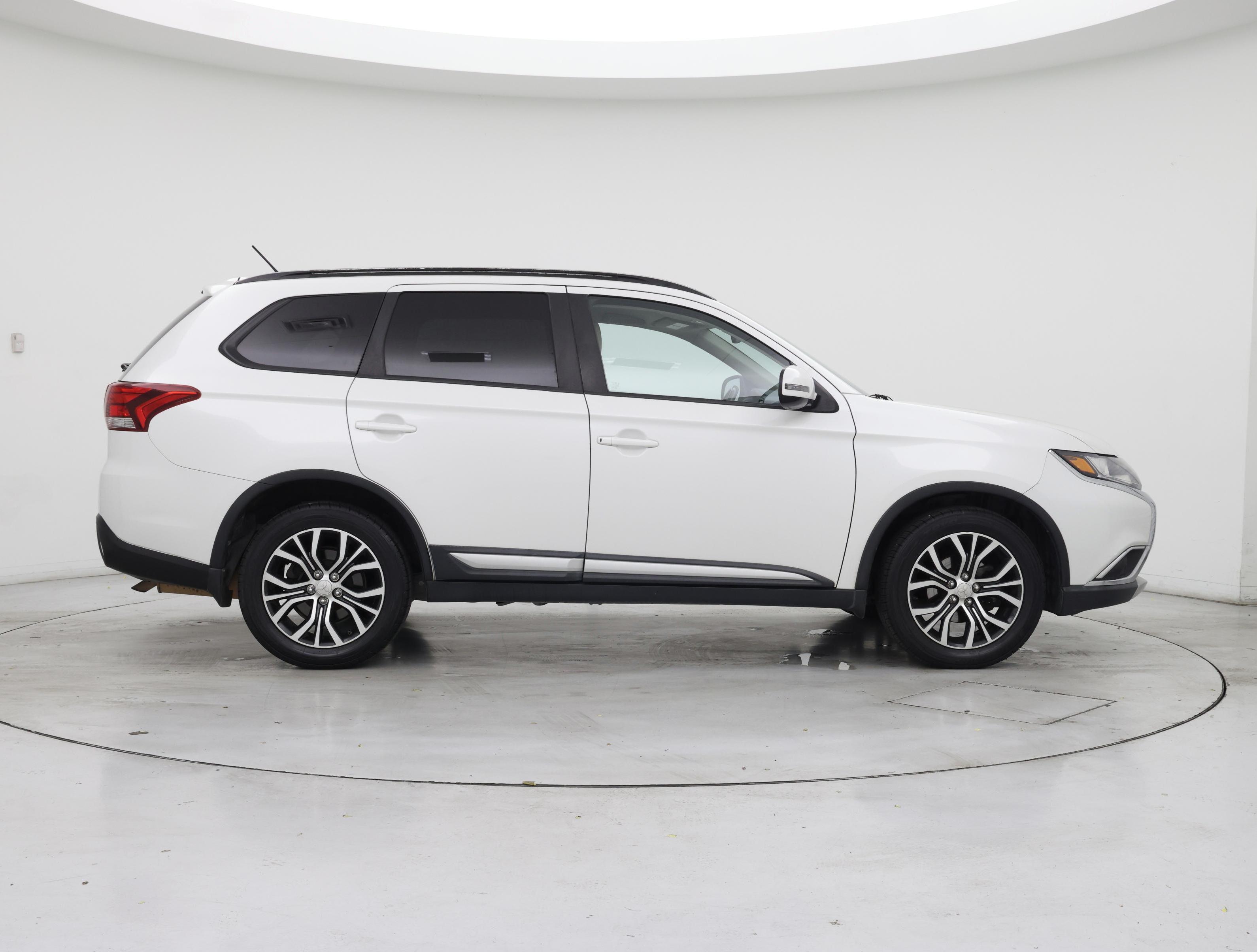 Thumbnail: 2016 Mitsubishi Outlander - 7