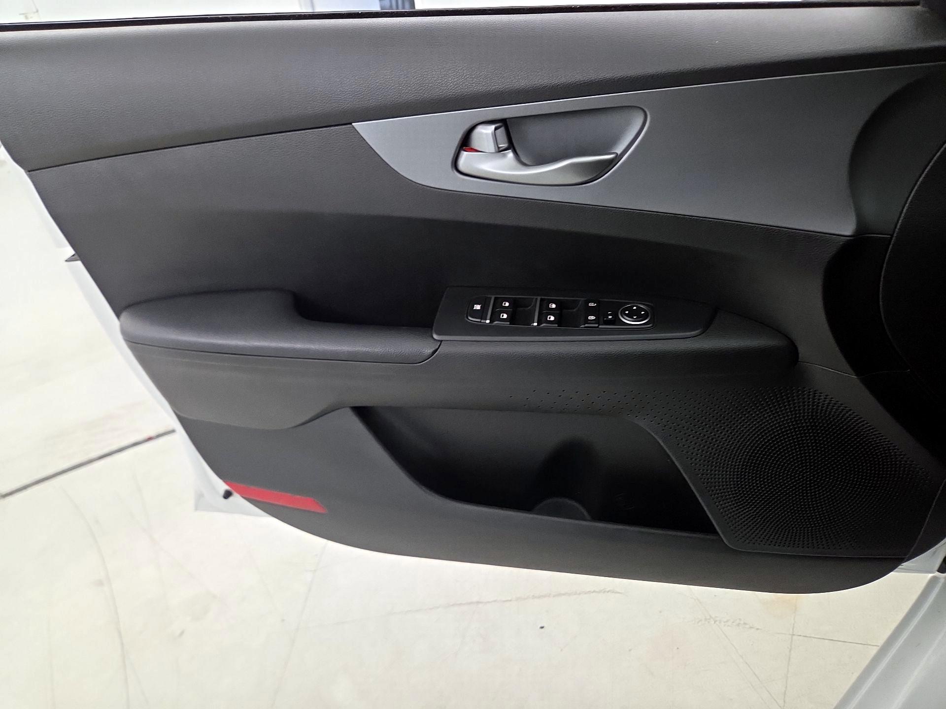 Thumbnail: 2021 Kia Forte - 12