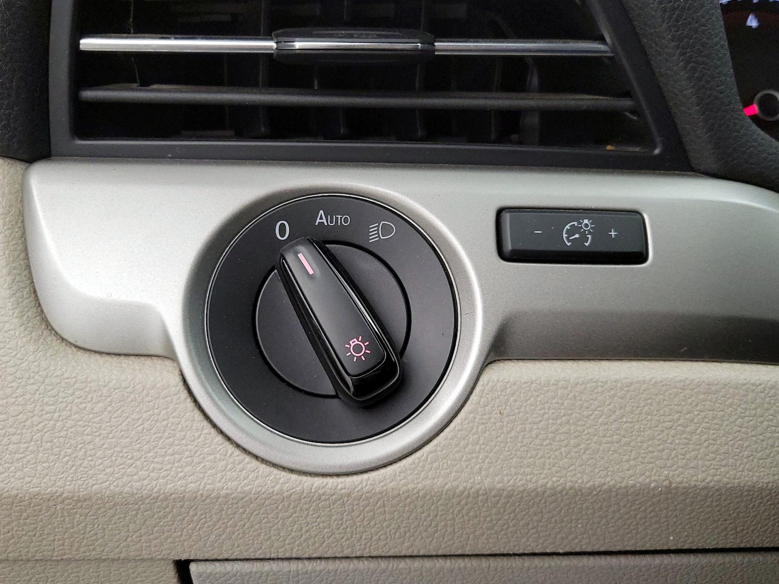 2020 Volkswagen Passat SE - Photo 14