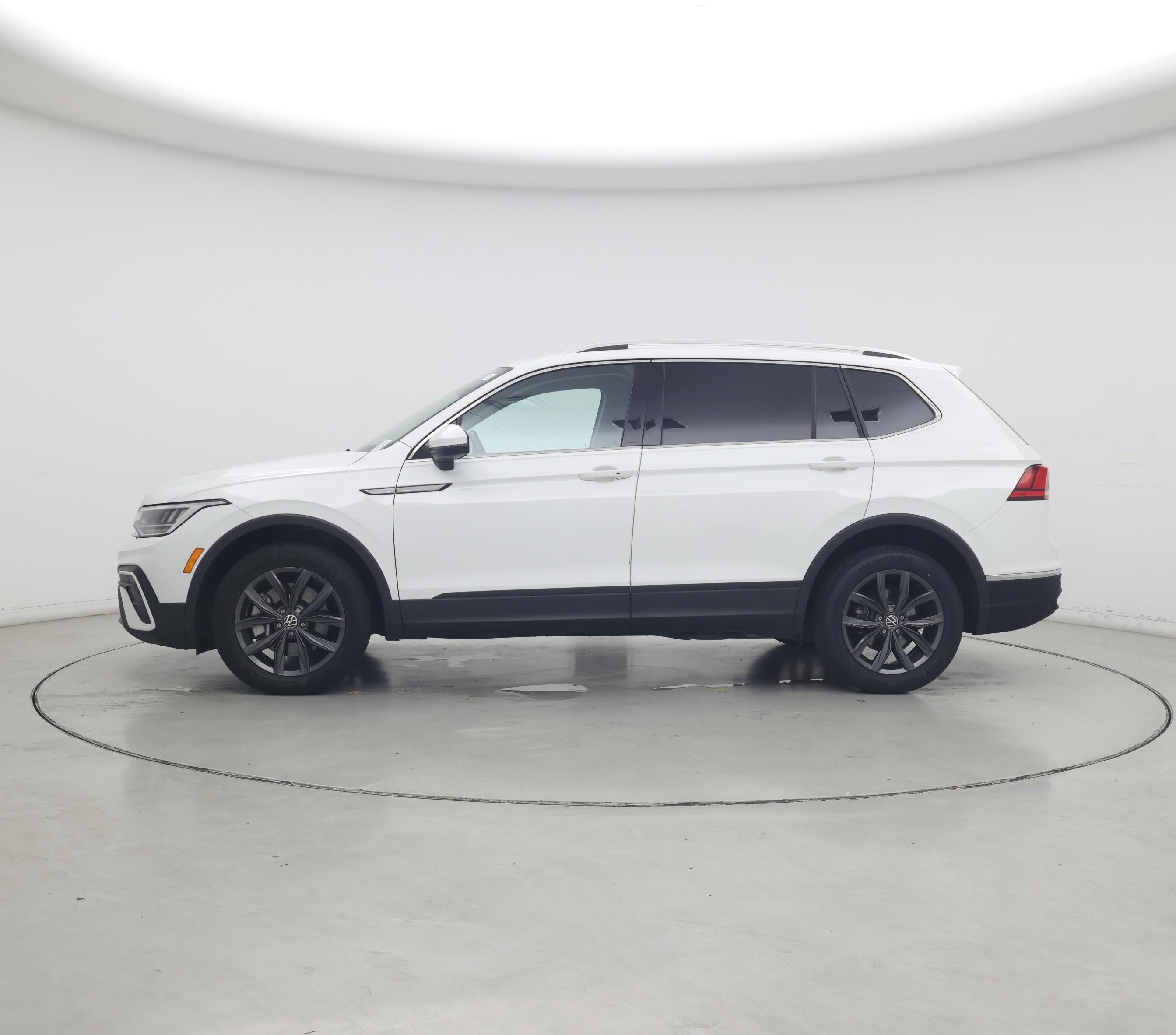 Thumbnail: 2022 Volkswagen Tiguan - 3