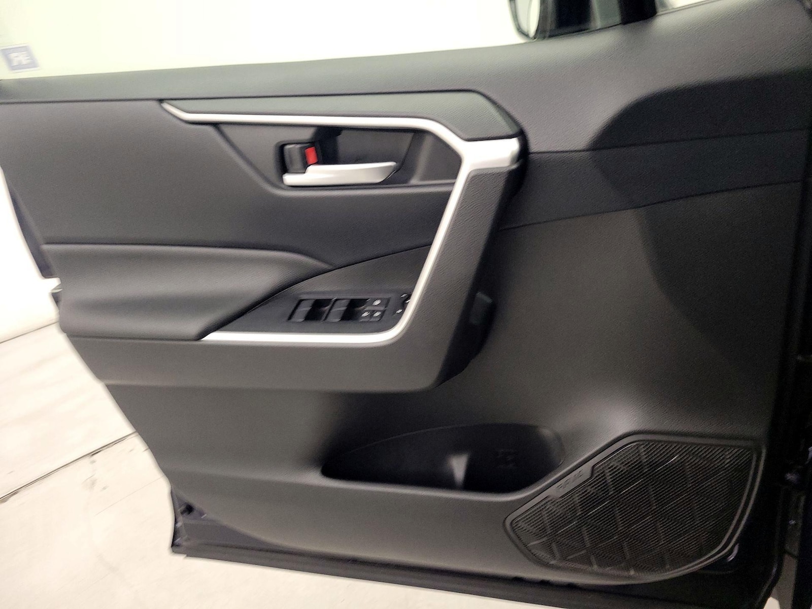 2020 Toyota RAV4 XLE - Photo 13