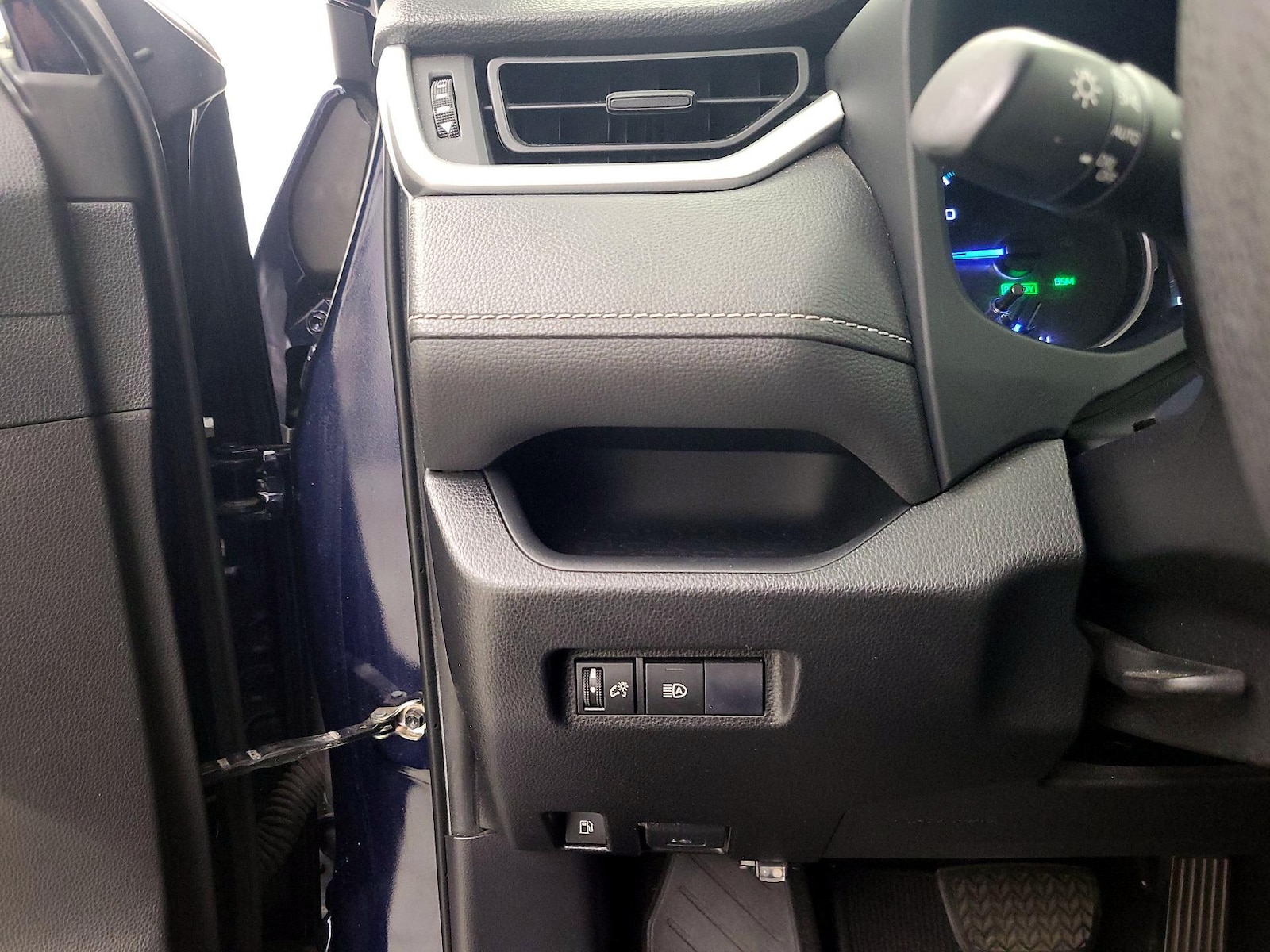 2020 Toyota RAV4 XLE - Photo 14