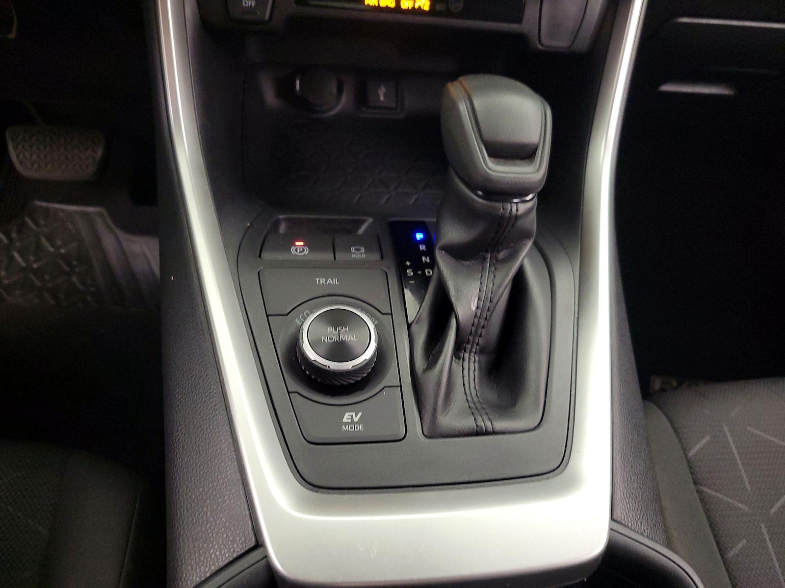 2020 Toyota RAV4 XLE - Photo 18