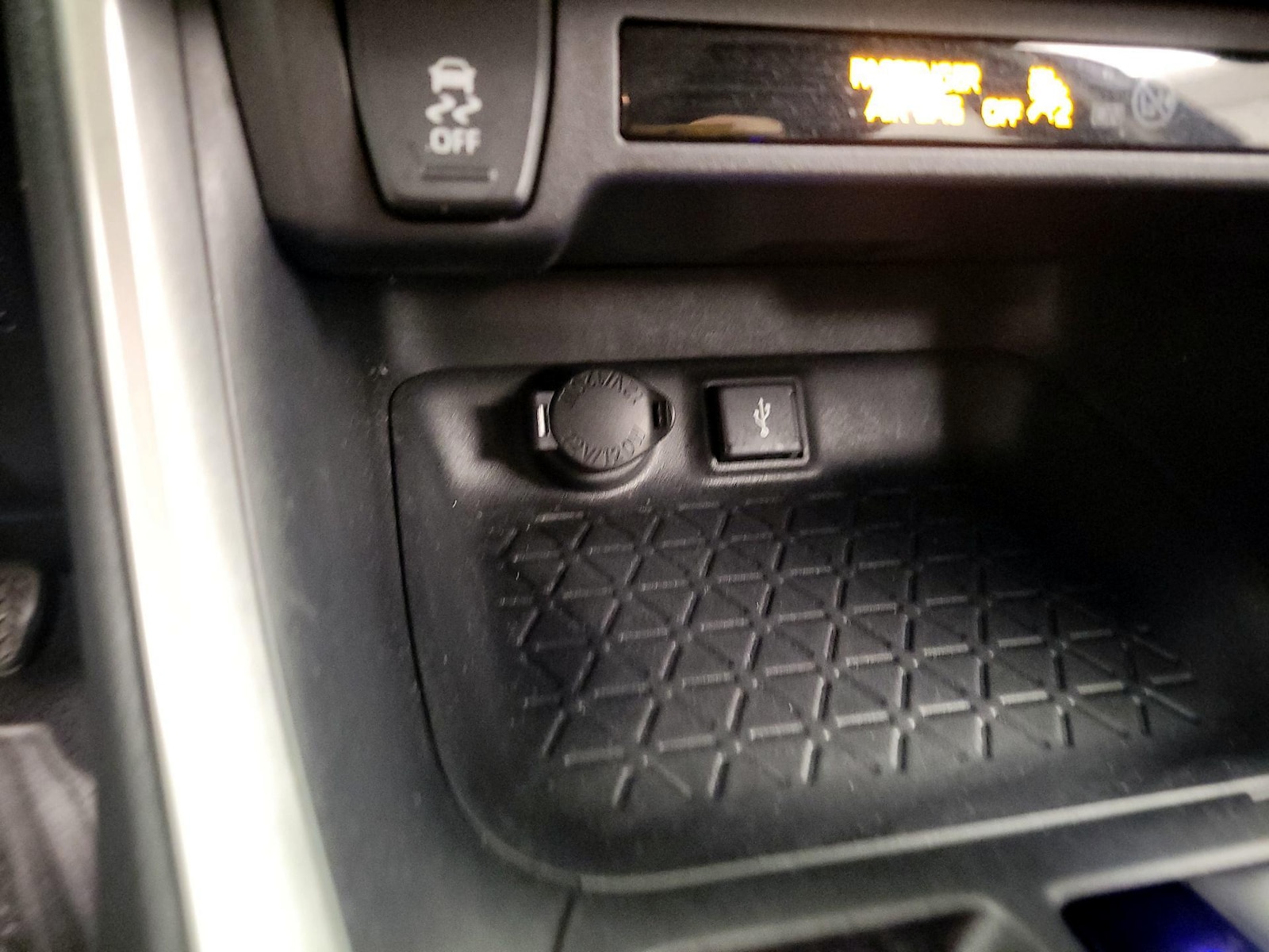 2020 Toyota RAV4 XLE - Photo 19