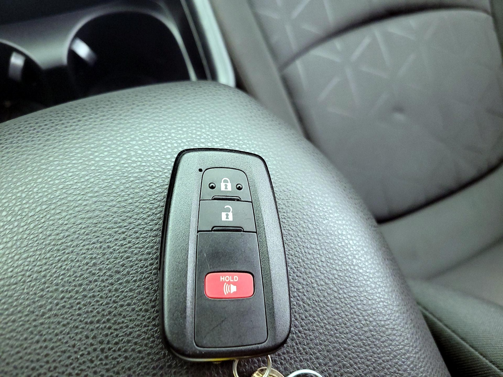 2020 Toyota RAV4 XLE - Photo 23