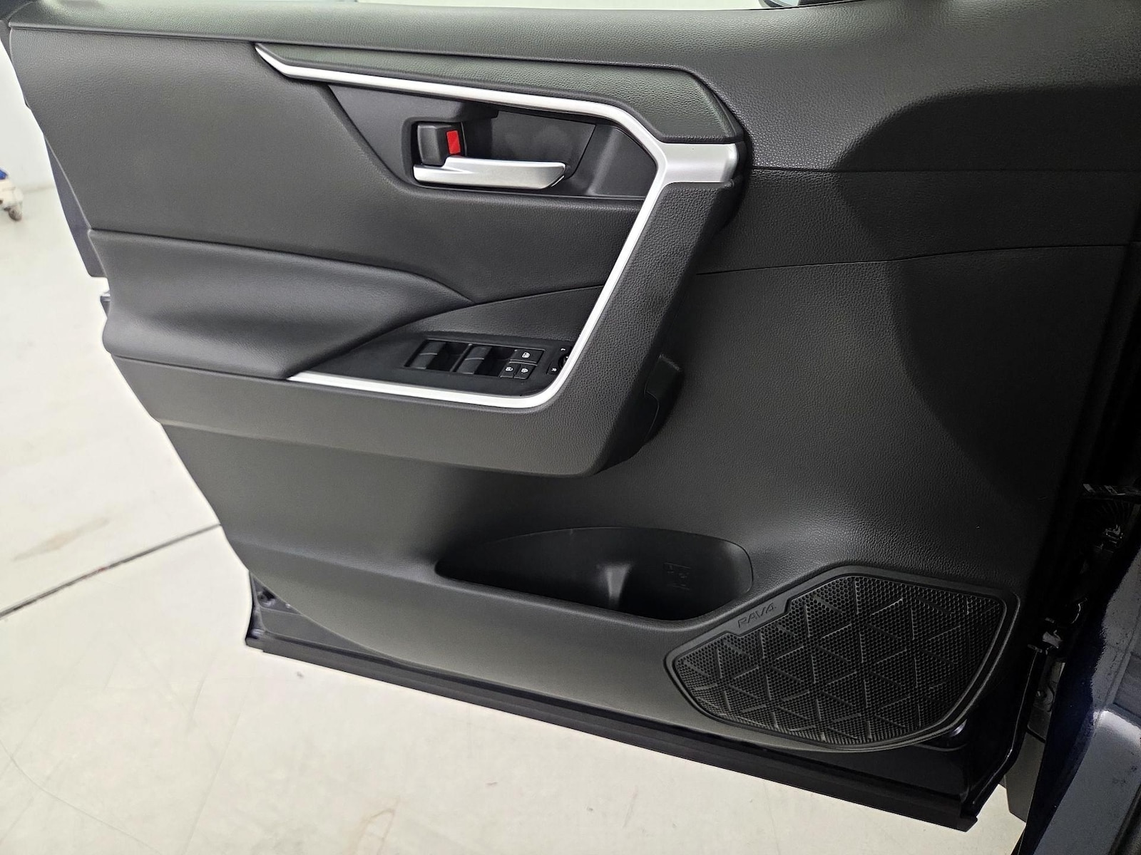 2020 Toyota RAV4 XLE - Photo 13