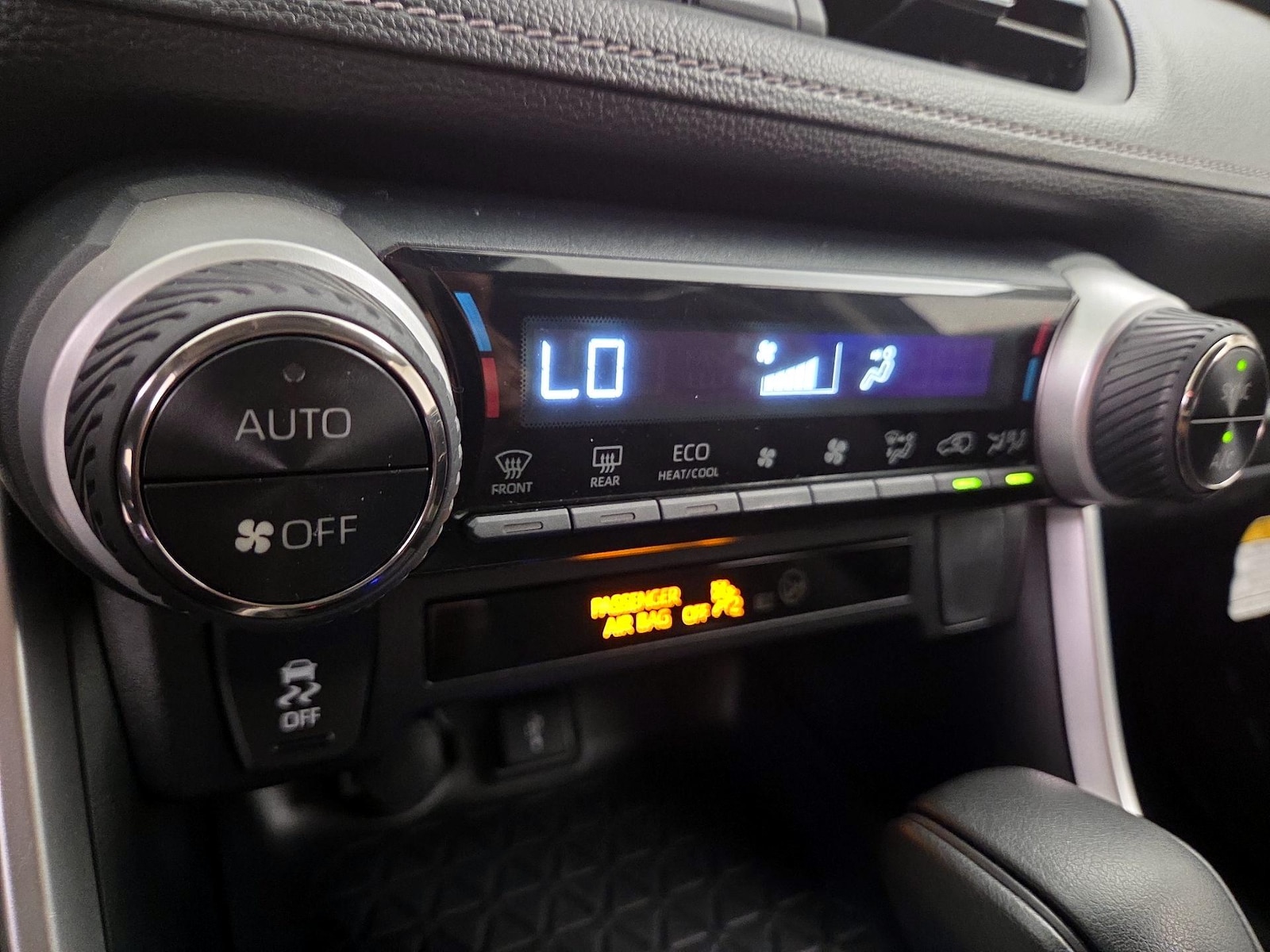 2020 Toyota RAV4 XLE - Photo 17