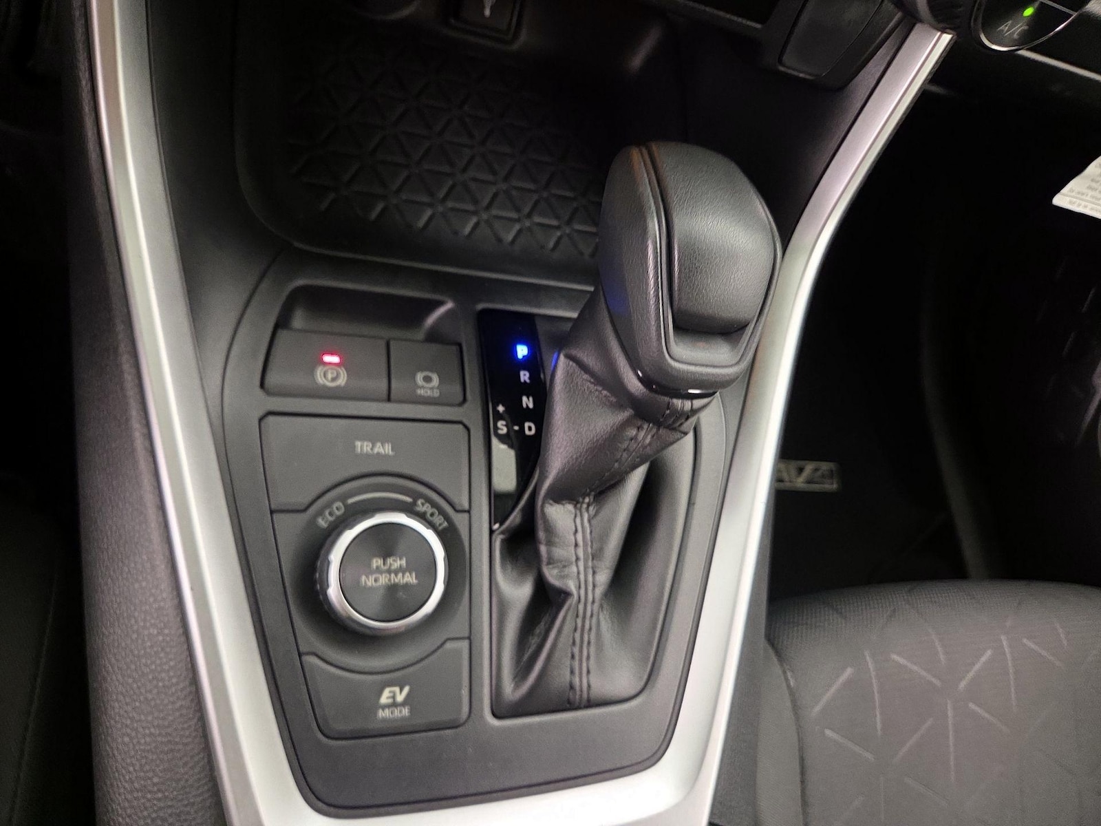 2020 Toyota RAV4 XLE - Photo 18