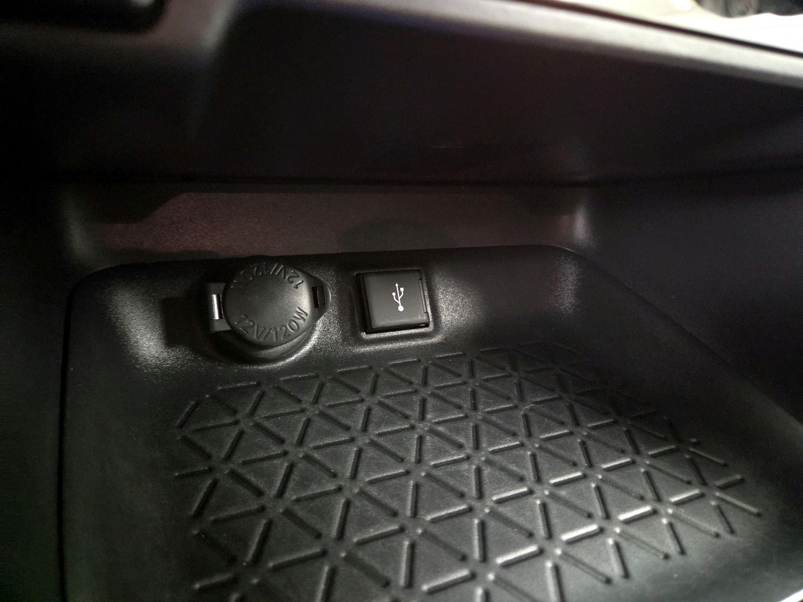 2020 Toyota RAV4 XLE - Photo 19