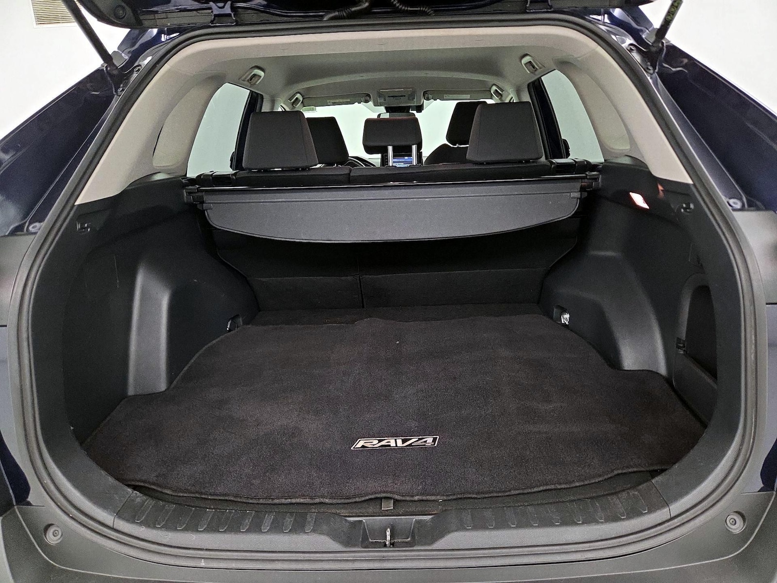 2020 Toyota RAV4 XLE - Photo 21