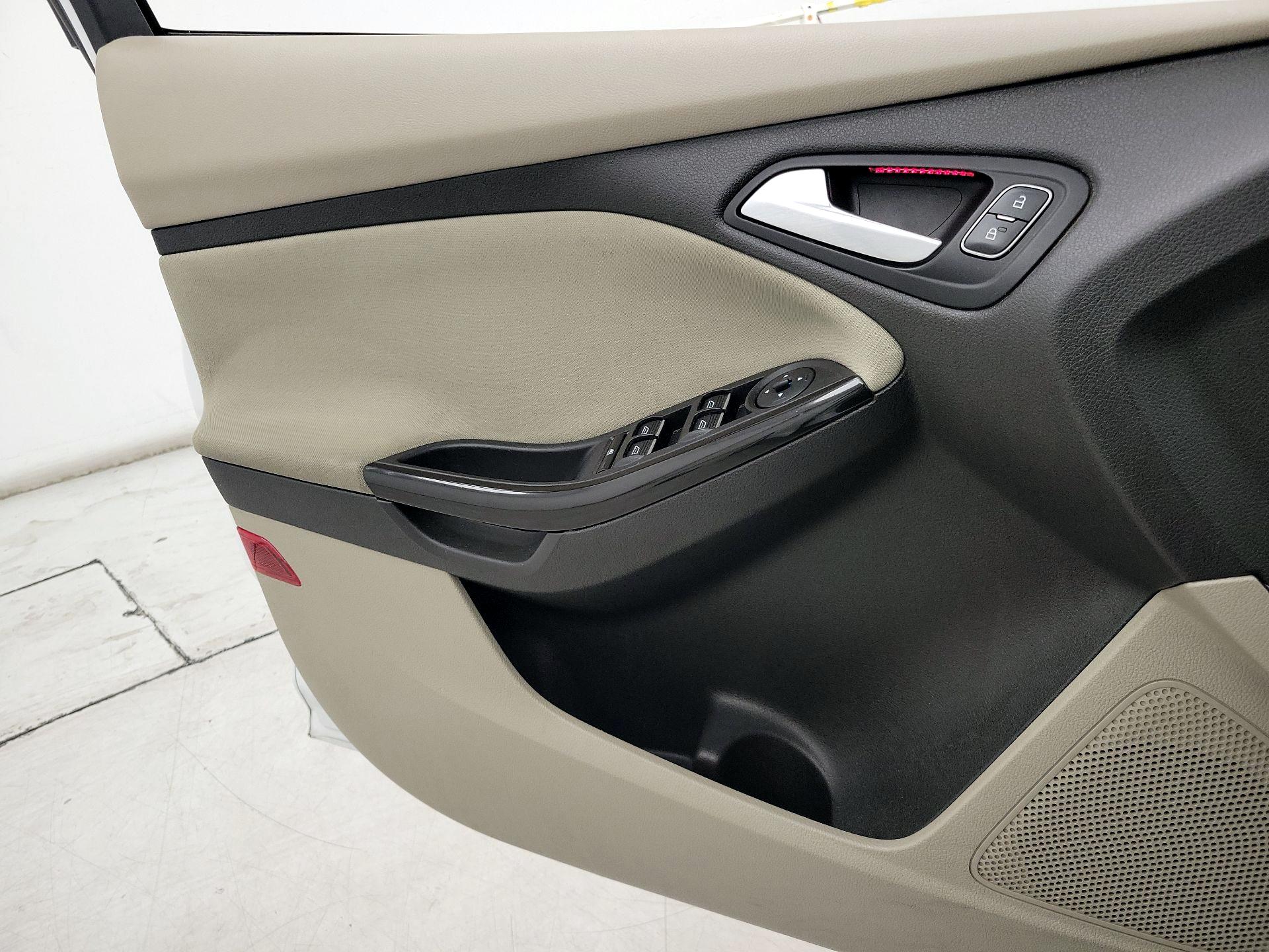 Thumbnail: 2016 Ford Focus - 12