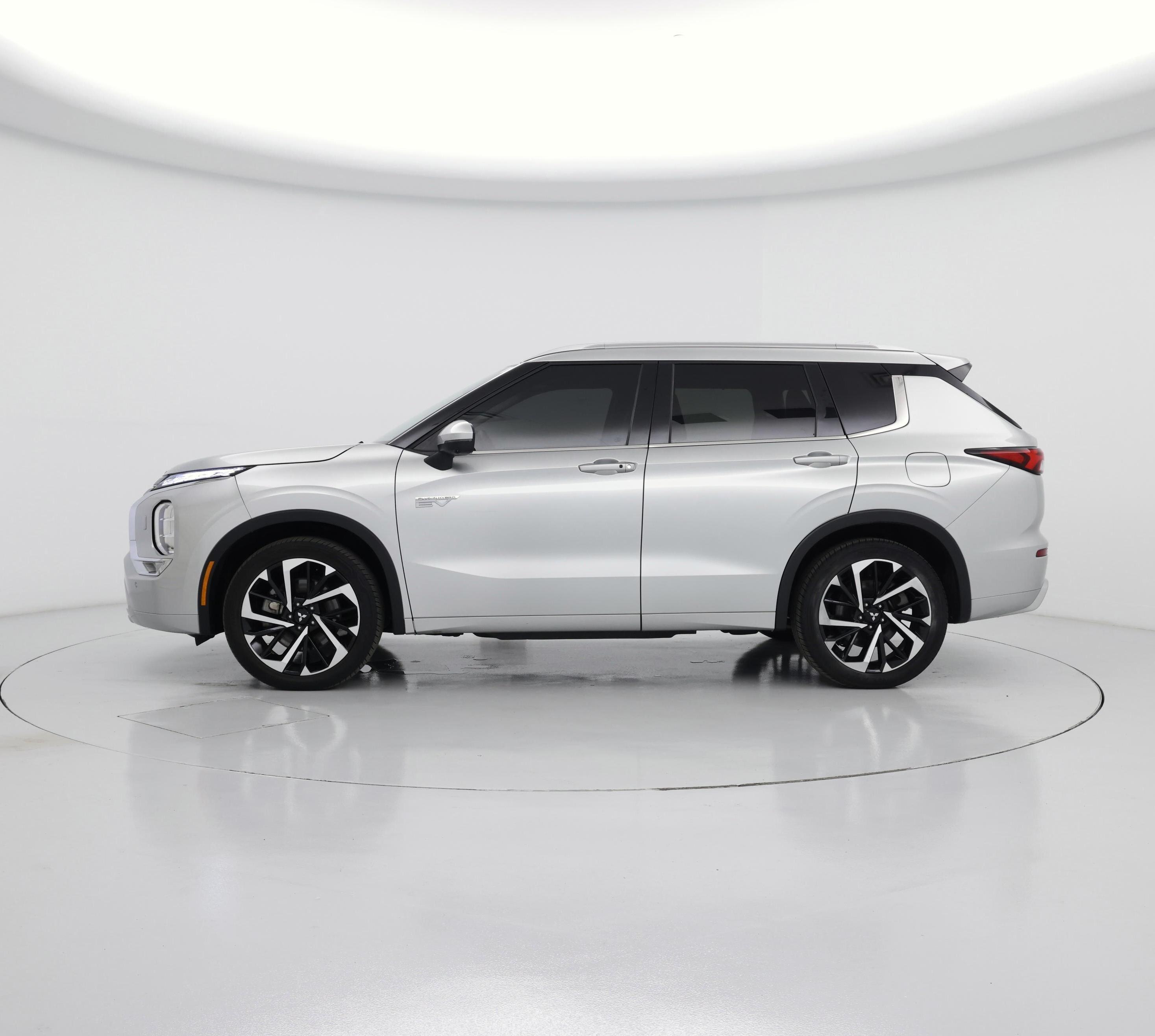 Thumbnail: 2023 Mitsubishi Outlander - 3