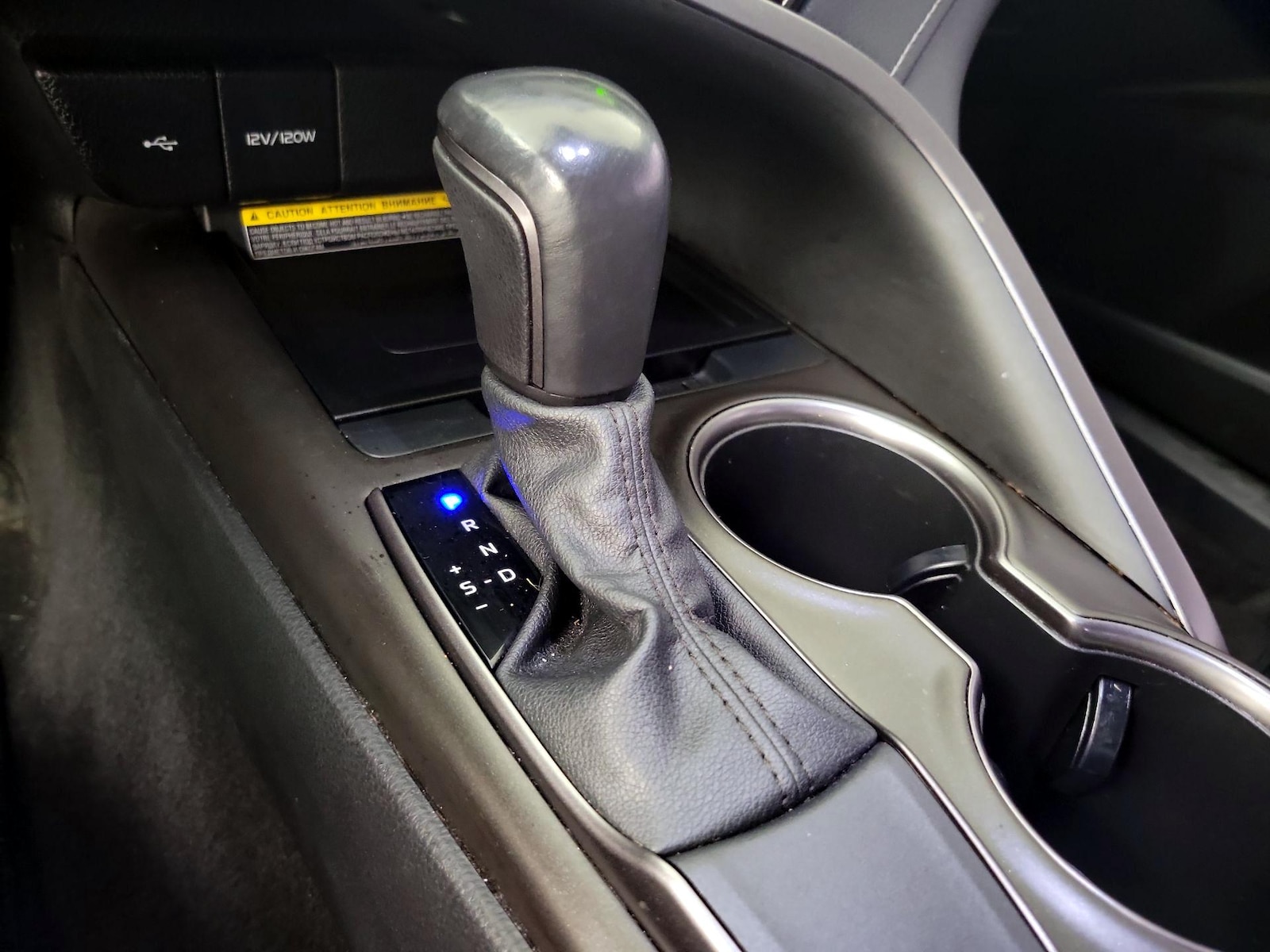 2021 Toyota Camry SE - Photo 17