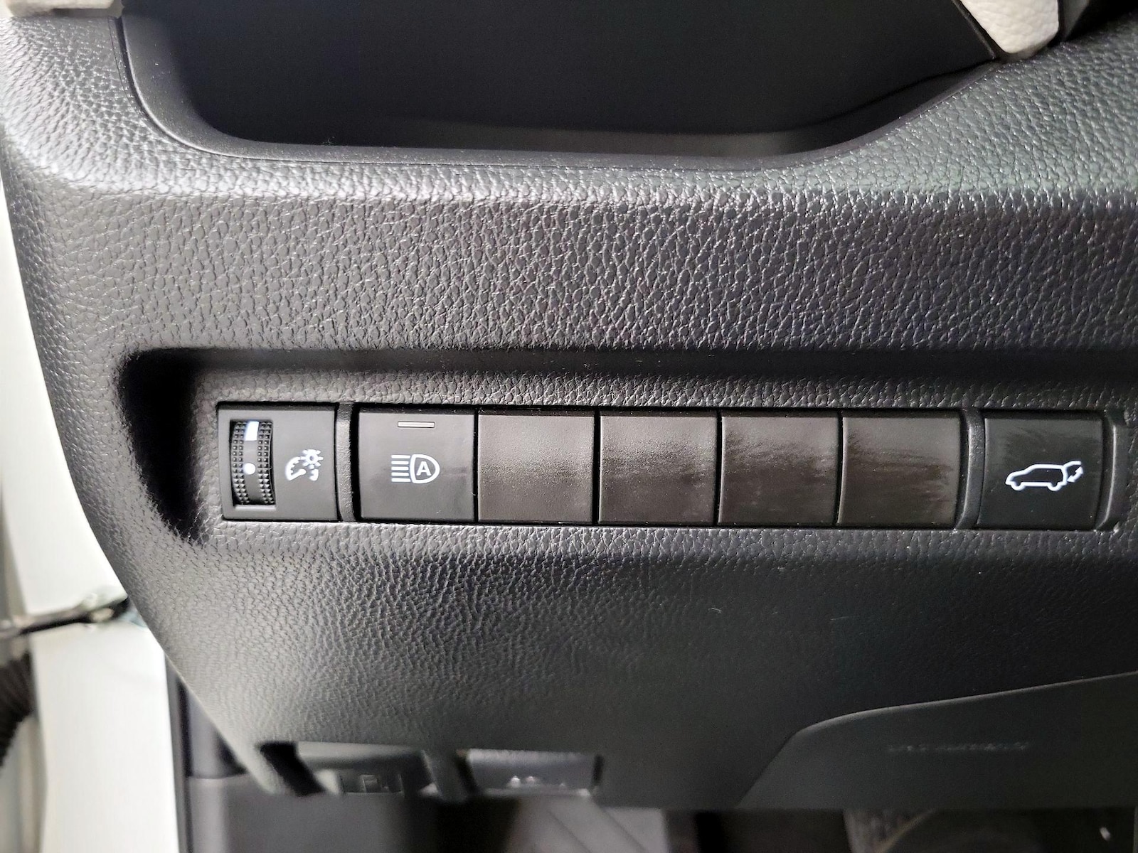 2023 Toyota RAV4 XLE - Photo 12
