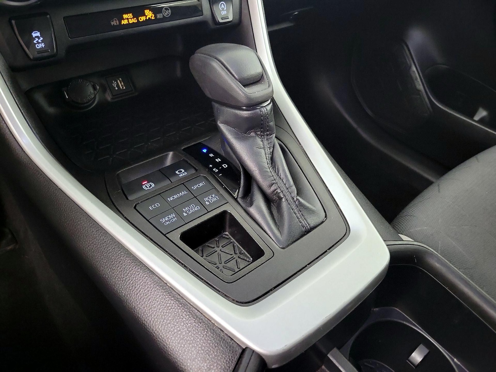 2023 Toyota RAV4 XLE - Photo 17