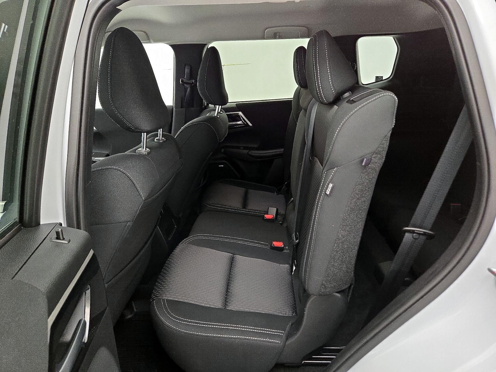 2025 Mitsubishi Outlander ES - Photo 18